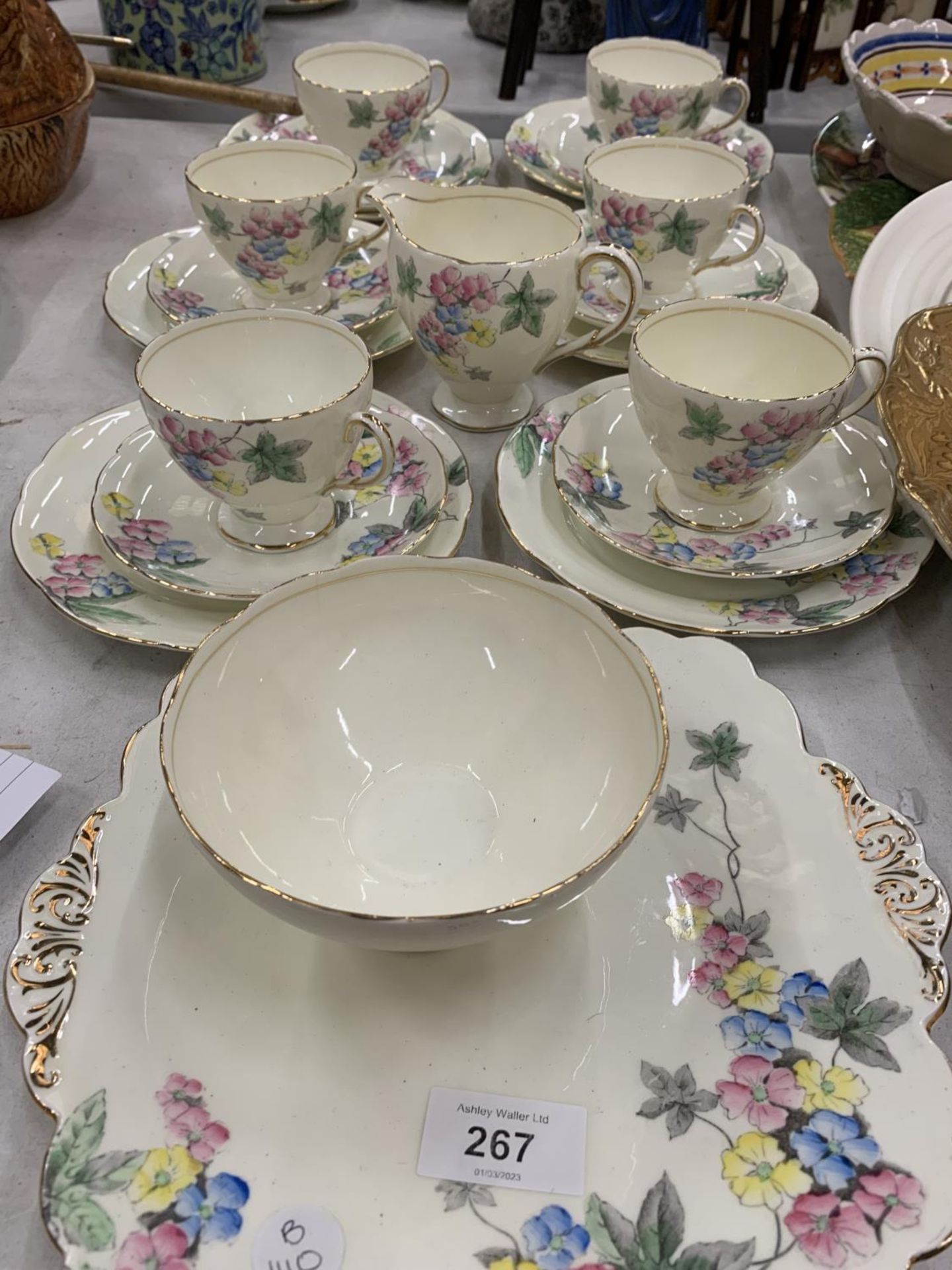 A VINTAGE OLD FOLEY TEASET DECORATED WITH A FLORAL PATTERN TO INCLUDE CUPS, SAUCERS, SIDE PLATES, - Image 4 of 8