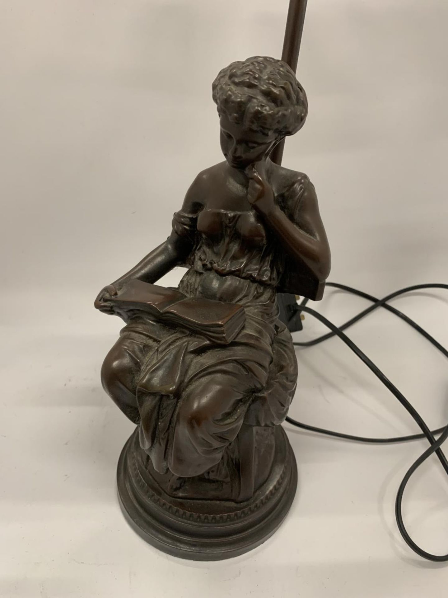 AN ART NOUVEAU SPELTER FIGURAL TABLE LAMP, HEIGHT 60CM - Image 4 of 6