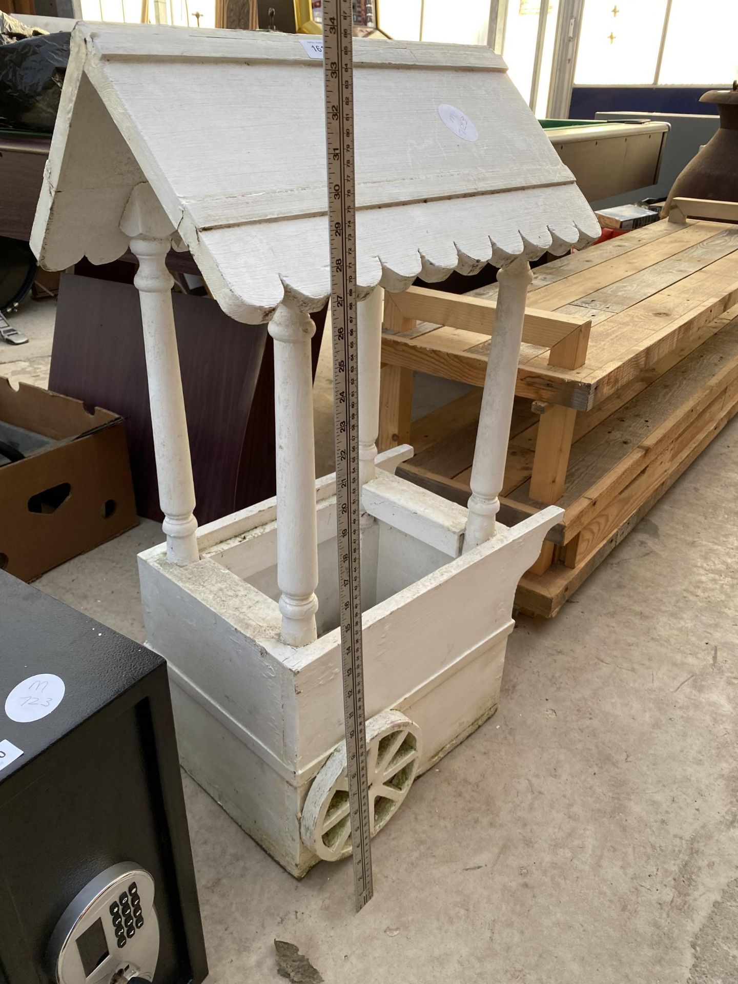 A SMALL WOODEN MARKET GARDENS CART PLANTER - Image 3 of 3