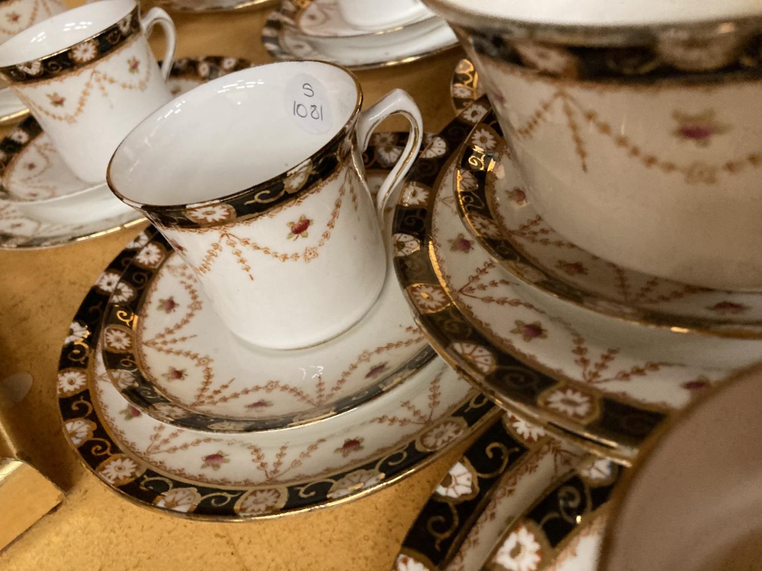 AN EDWARDIAN BONE CHINA PART TEA SERVICE TO INCLUDE CUPS, SAUCERS, SIDE PLATES, A SUGAR BOWL, ETC - Image 8 of 10