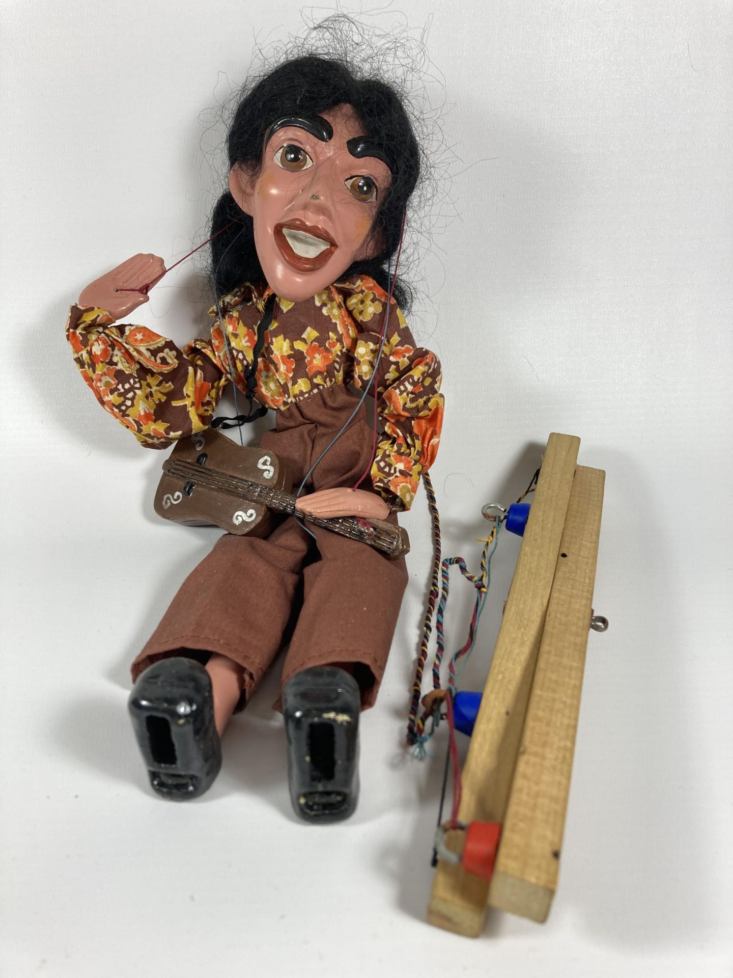 A VINTAGE 1970'S PELHAM PUPPET - SL16 GUITARIST IN ORIGINAL BOX - Image 3 of 4