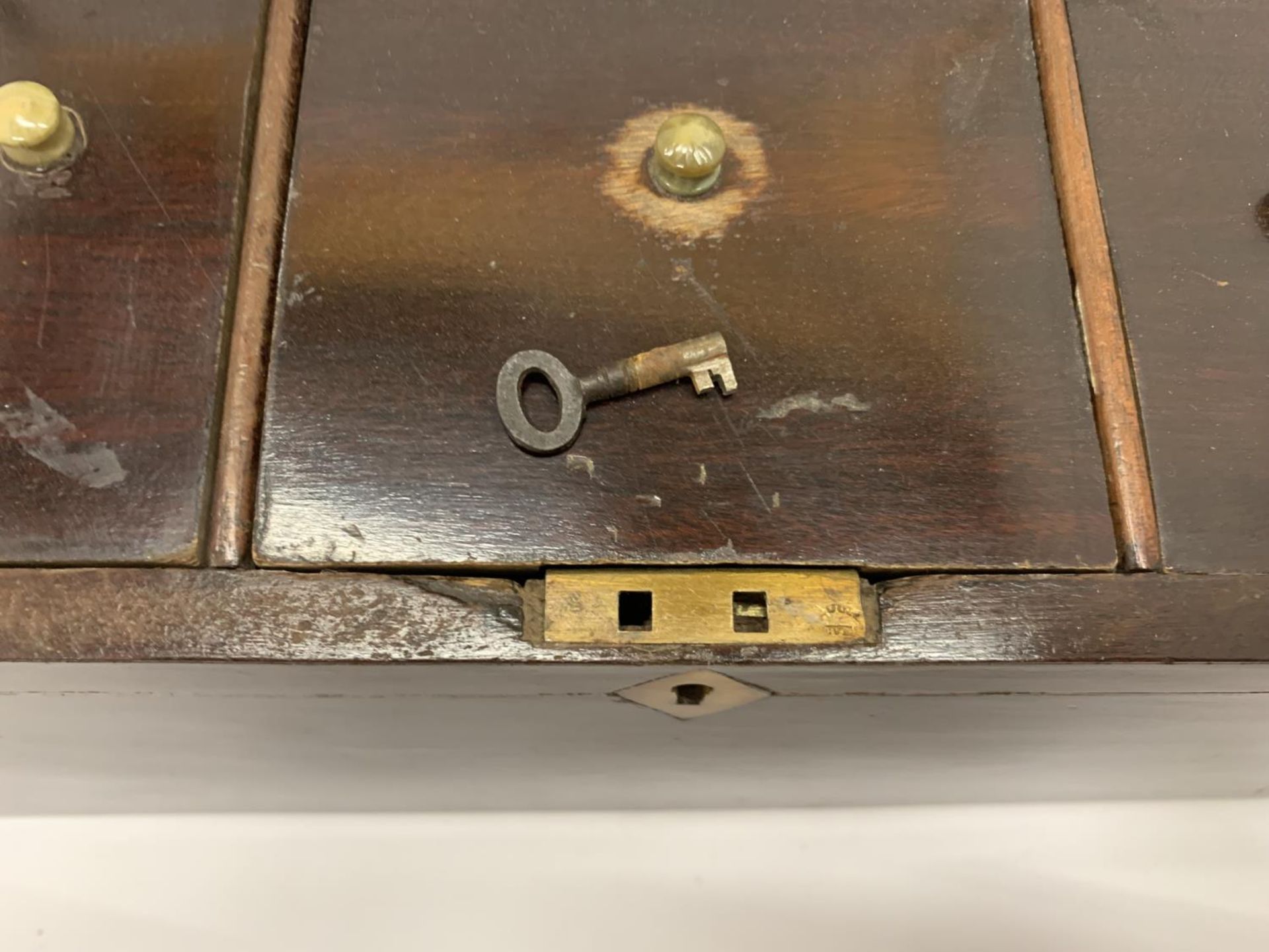 AN INLAID MAHOGANY TEA CADDY WITH THREE COMPARTMENTS - Image 8 of 8