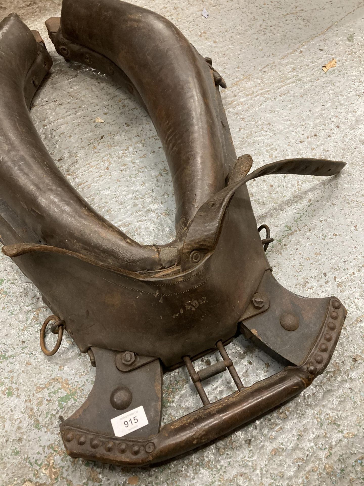 A LARGE LEATHER HORSE COLLAR - Bild 3 aus 10