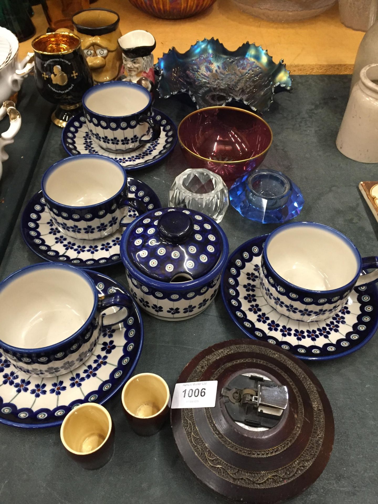 A QUANTITY OF POTTERY TO INCLUDE BLUE AND WHITE POLISH CUPS AND SAUCERS, GLASSWARE, A TABLE LIGHTER, - Bild 3 aus 14