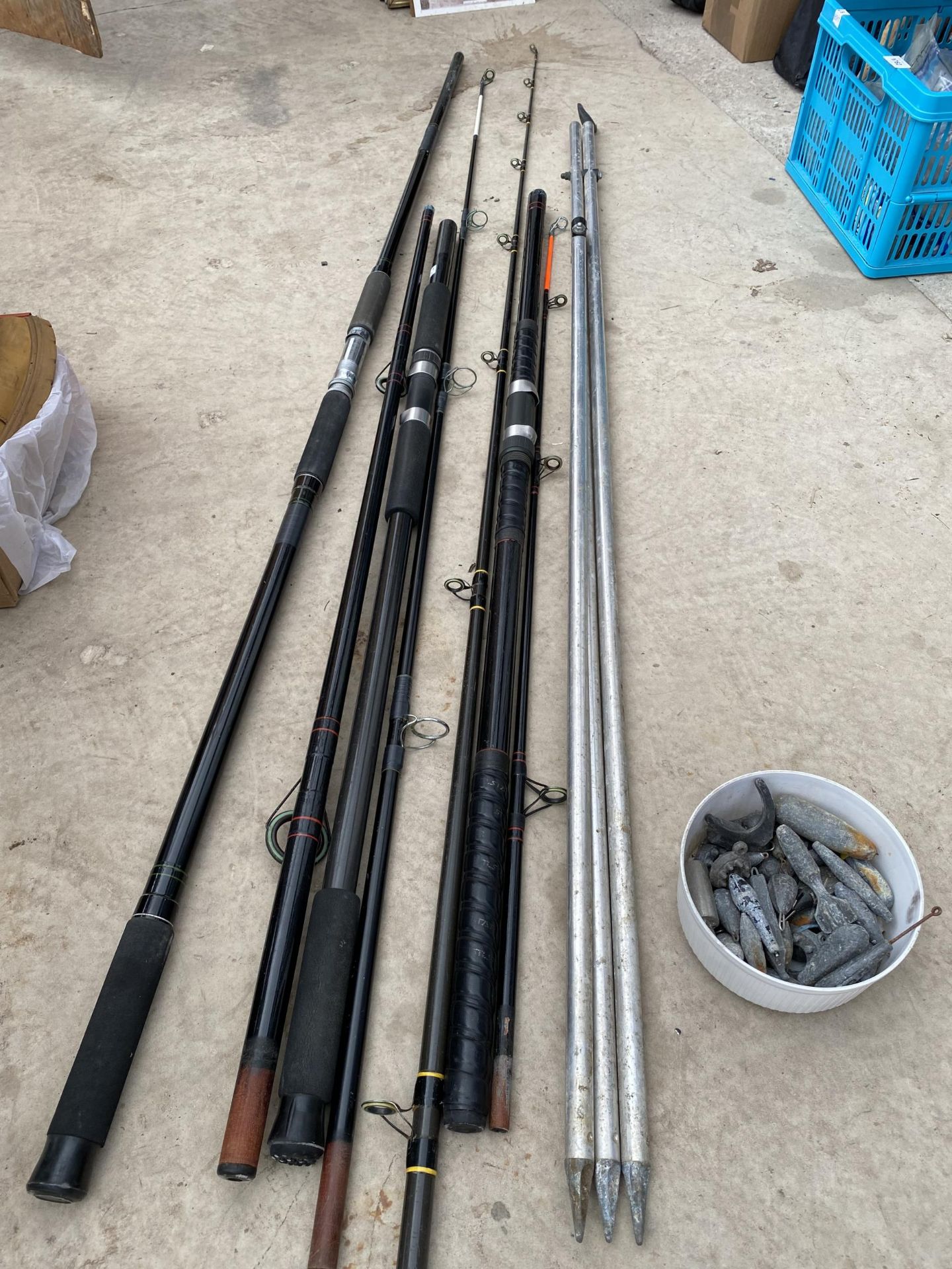 THREE BEACH FISHING RODS TO INCLUDE ZZIPLEX SILSTAR, PEGLEY DAVIES, A BEACH ROD REST AND LEAD
