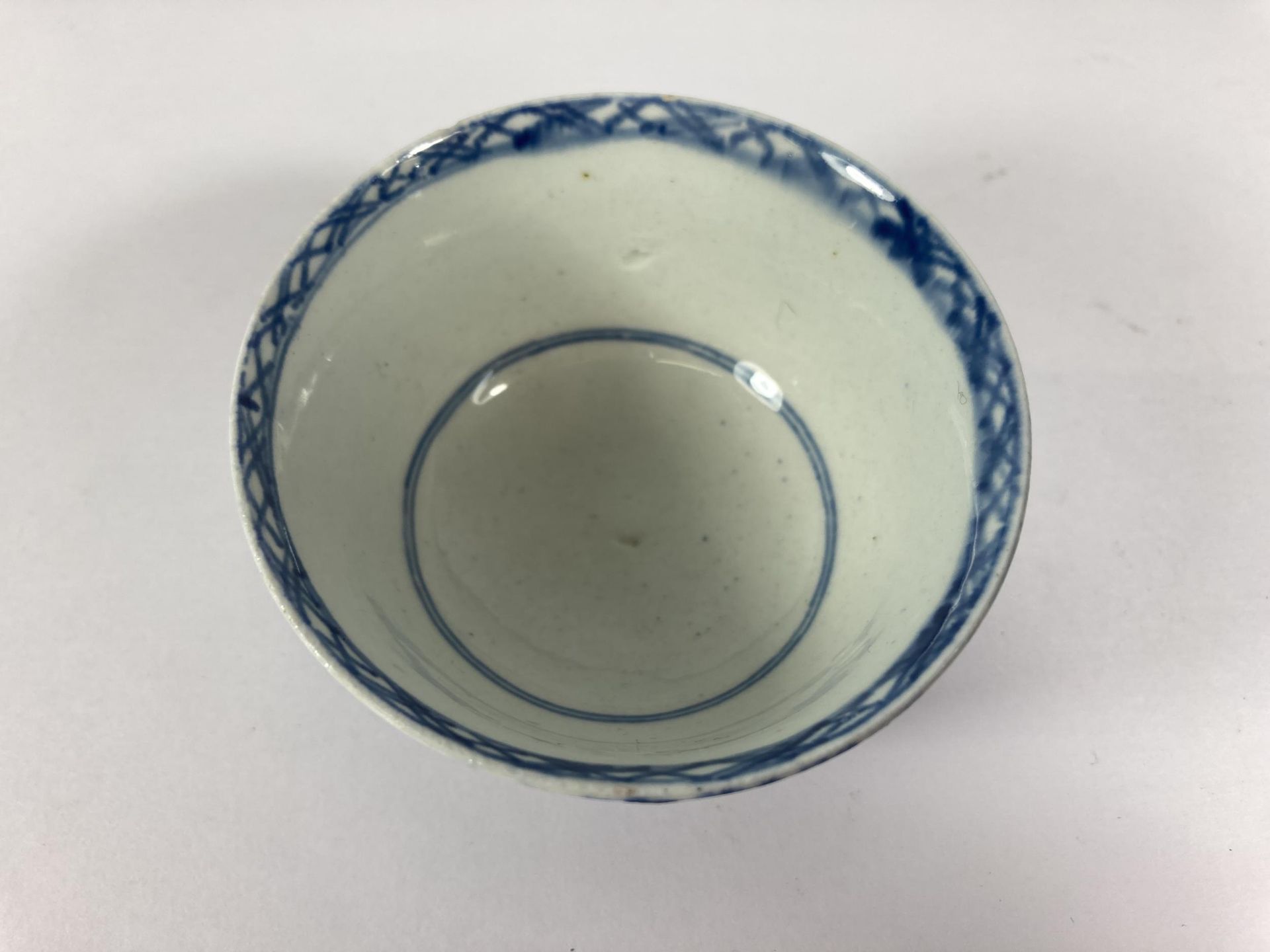 AN 18TH CENTURY WORCESTER STYLE BLUE AND WHITE TEA BOWL - Image 3 of 6