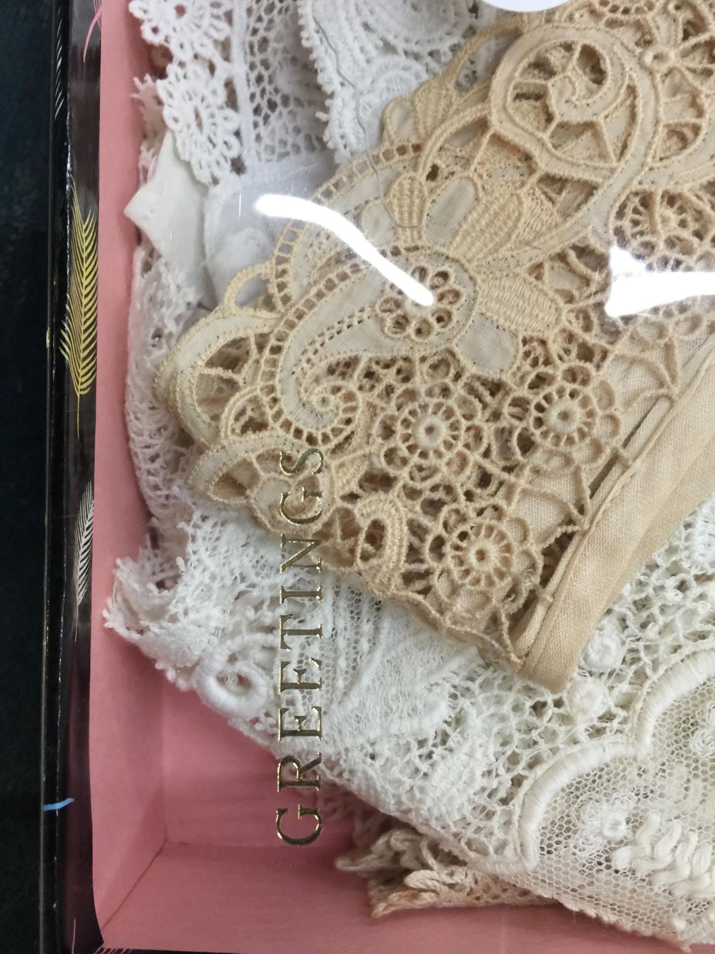 A QUANTITY OF VINTAGE LACE COLLARS - Image 3 of 4