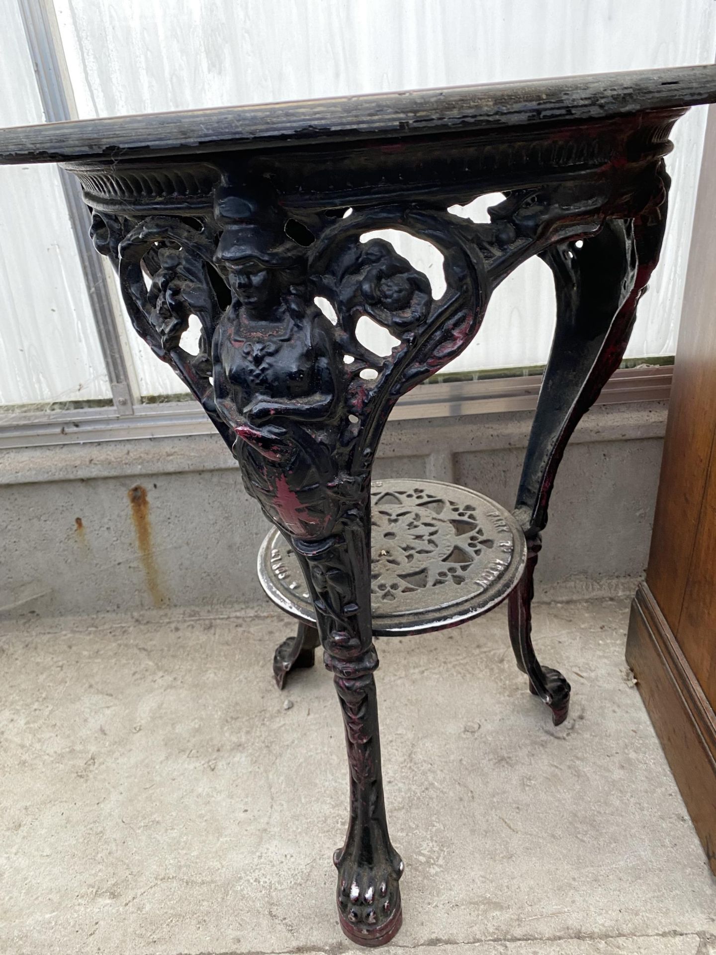 A CAST METAL BRITANNIA PUB TABLE, 24" DIAMETER - Bild 2 aus 3