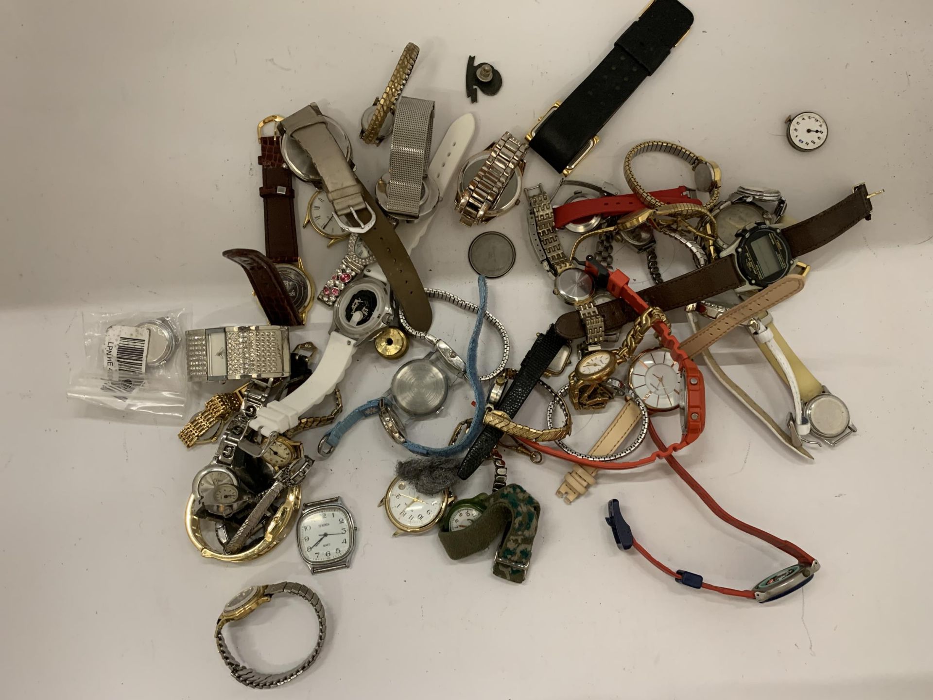 A LARGE QUANTITY OF WRISTWATCHES - SOME IN WORKING ORDER