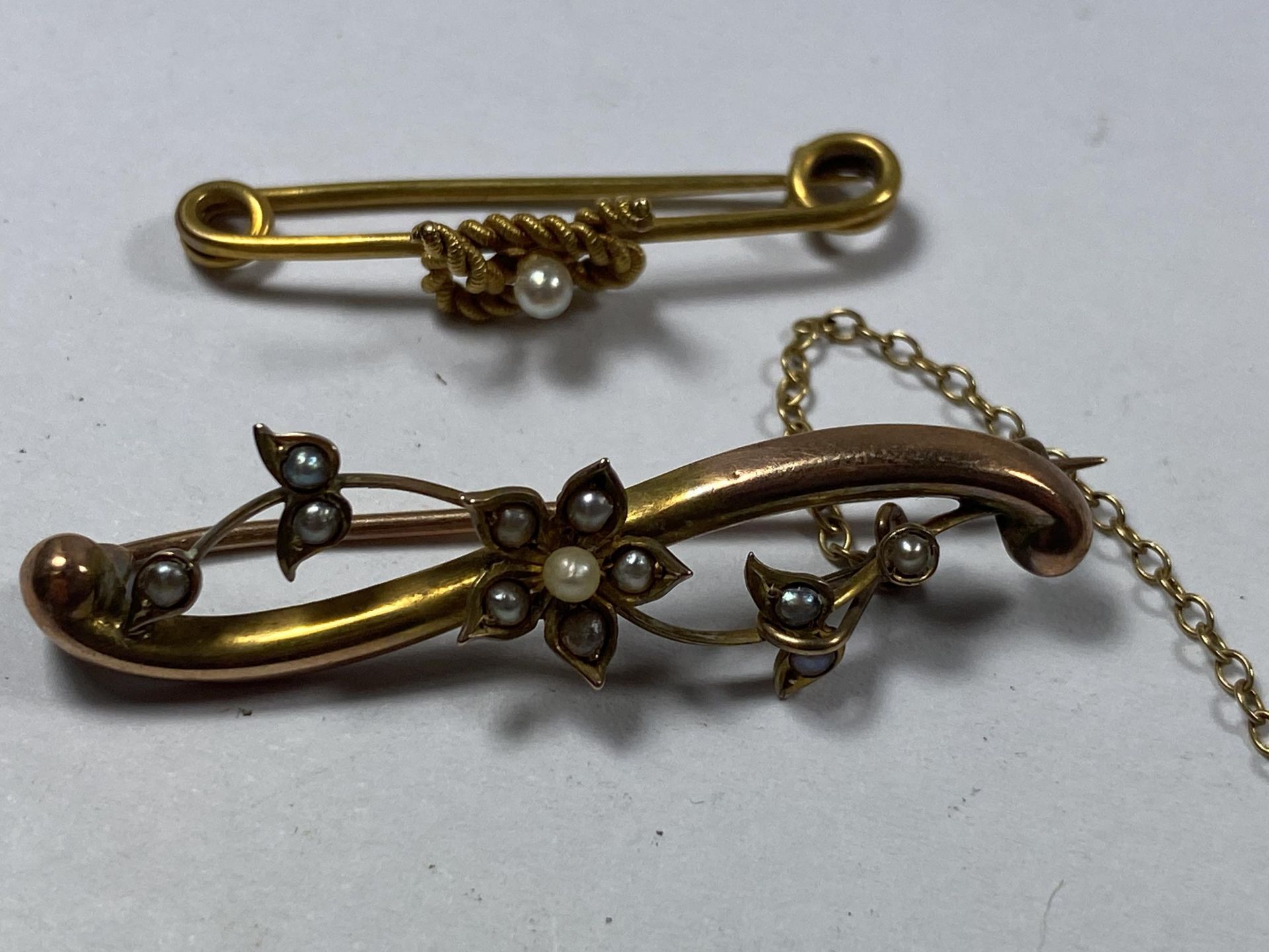 A 9CT YELLOW GOLD FLORAL BROOCH & FURTHER UNMARKED KNOT DESIGN BROOCH, GOLD BROOCH WEIGHT 2.5G - Image 3 of 6