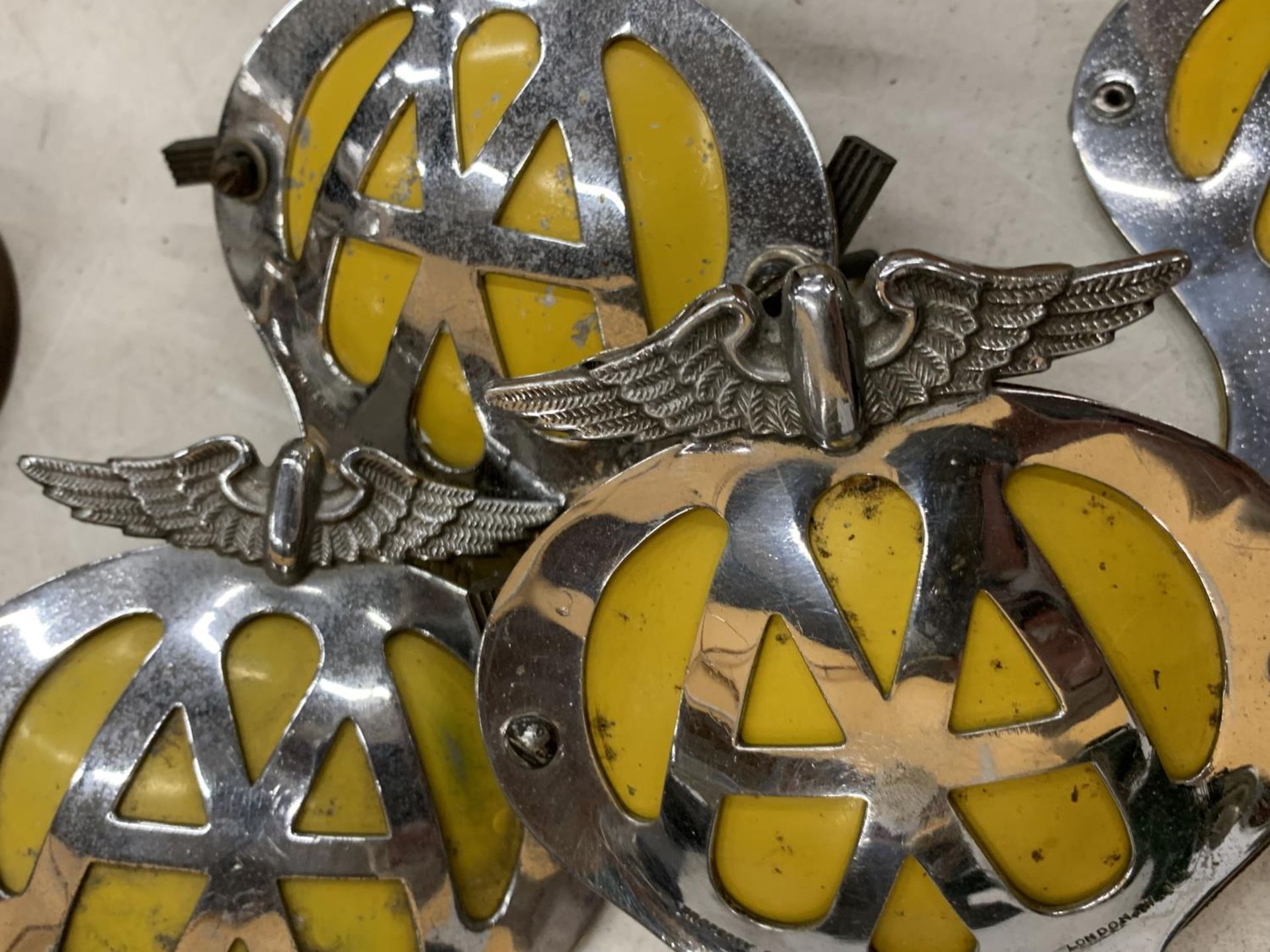 AQUANTITY OF VINTAGE CAR BADGES TO INCLUDE THE A A AND THE CARAVAN CLUB - Image 6 of 6