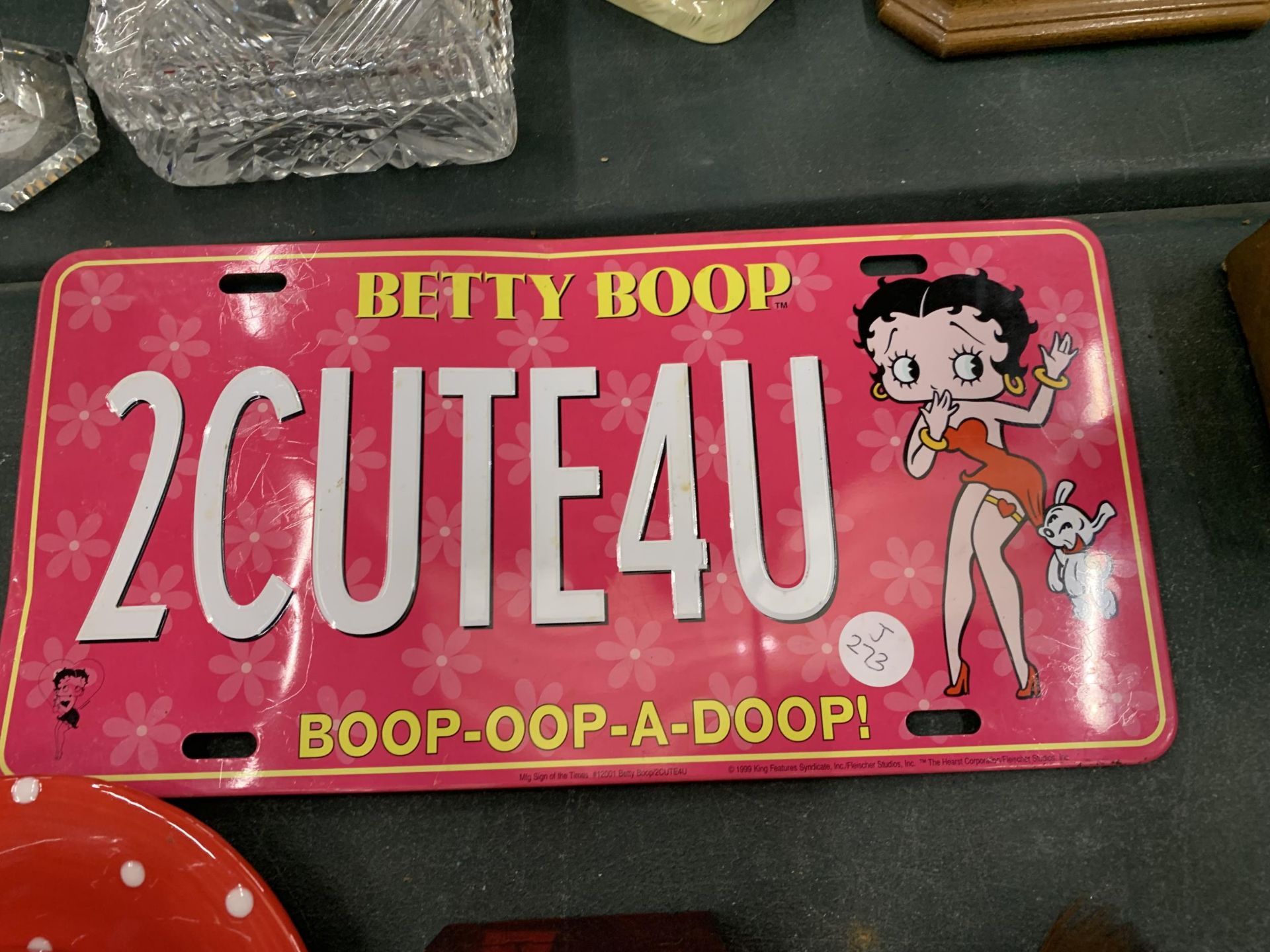 A QUANTITY OF BETTY BOOP ITEMS TO INCLUDE A MUG AND SAUCER, NUMBER PLATE, ASH TRAYS, A WATCH, KEY - Bild 7 aus 12