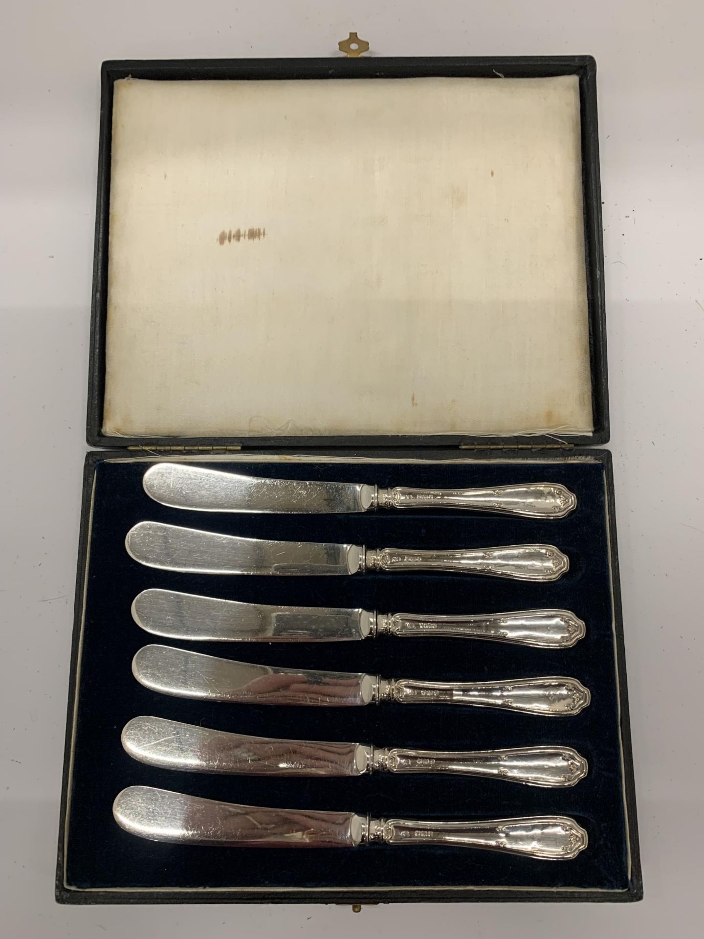 A CASED SET OF SIX CASED HALLMARKED SILVER HANDLED BUTTER KNIVES