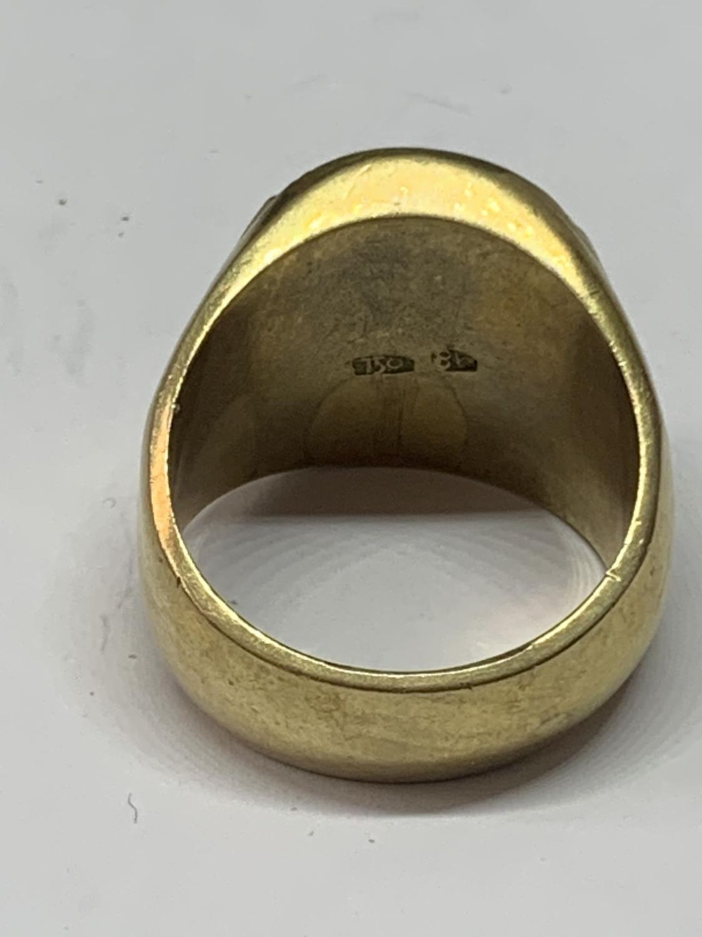 A YELLOW METAL RING - Image 3 of 3