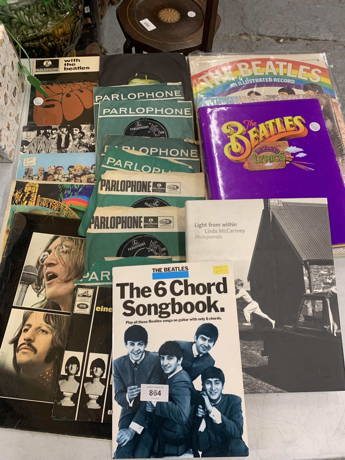 A QUANTITY OF BEATLES ITEMS TO INCLUDE RECORDS SINGLES, ALBUMS BOOKS ETC