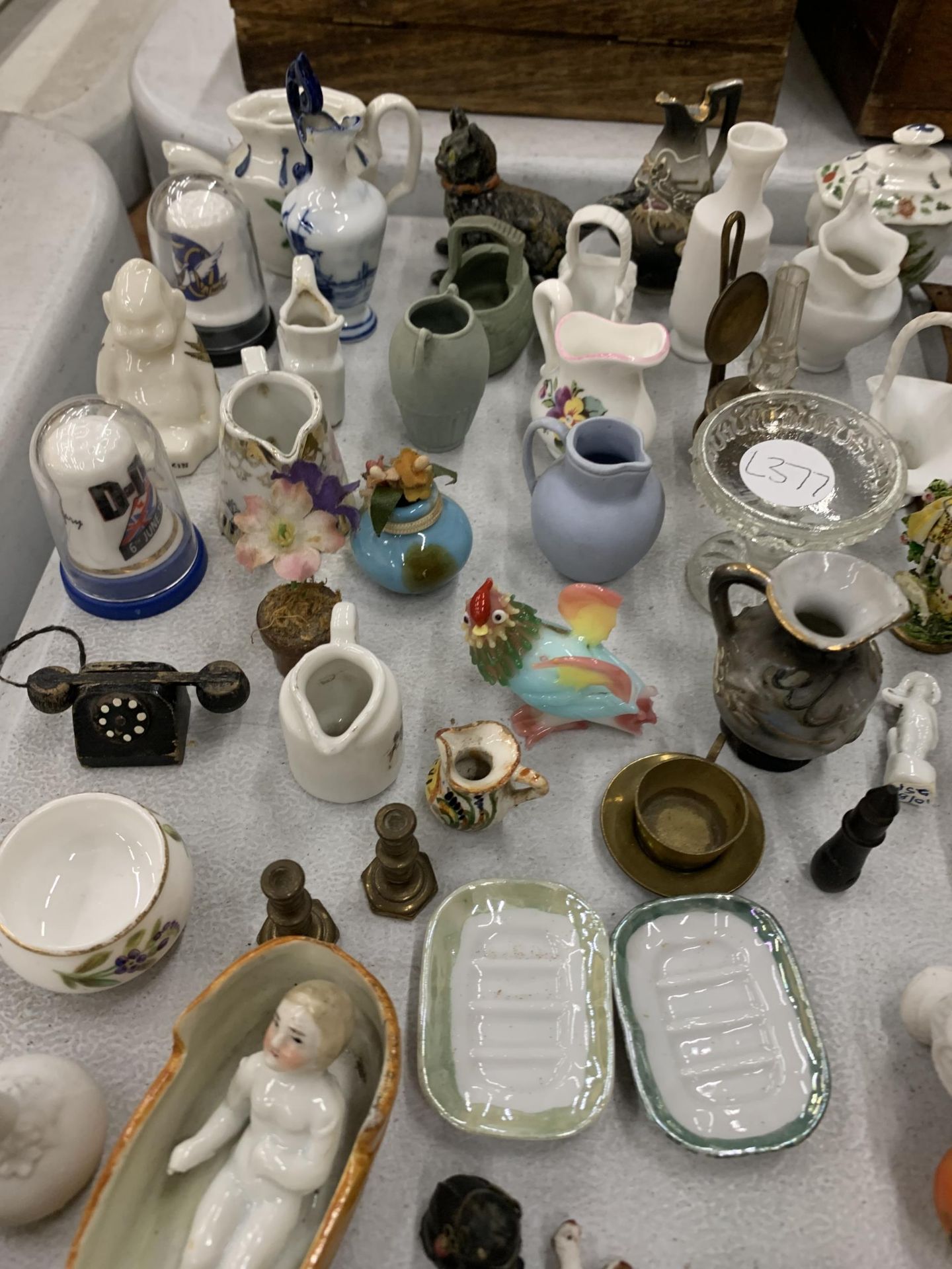 A LARGE QUANTITY OF MINIATURE ITEMS TO INCLUDE JUGS, POTS, ANIMALS, PLATES, ETC - Image 3 of 4