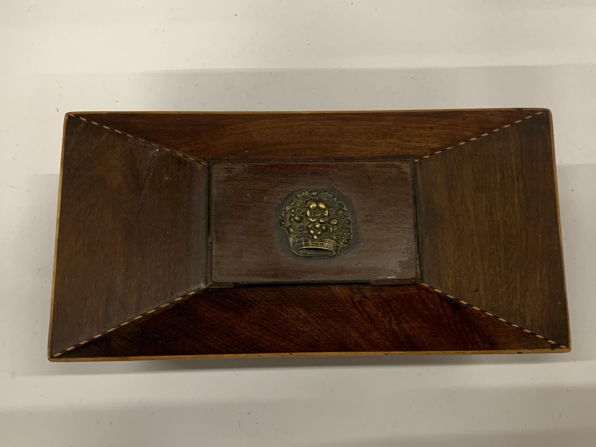 A 19TH CENTURY MAHOGANY SARCOPHAGUS SHAPE TEA CADDY WITH INNER COMPARTMENTS AND GLASS VASE - Image 3 of 8