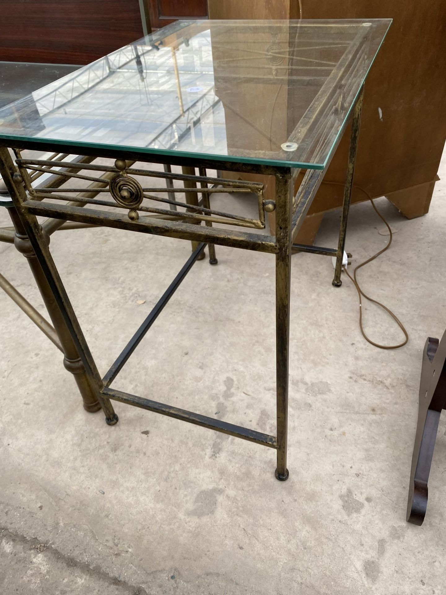 A GLASS TOP COFFEE TABLE ON METAL WARE BASE, 44 X 22" AND A SIMILAR LAMP TABLE - Bild 4 aus 4