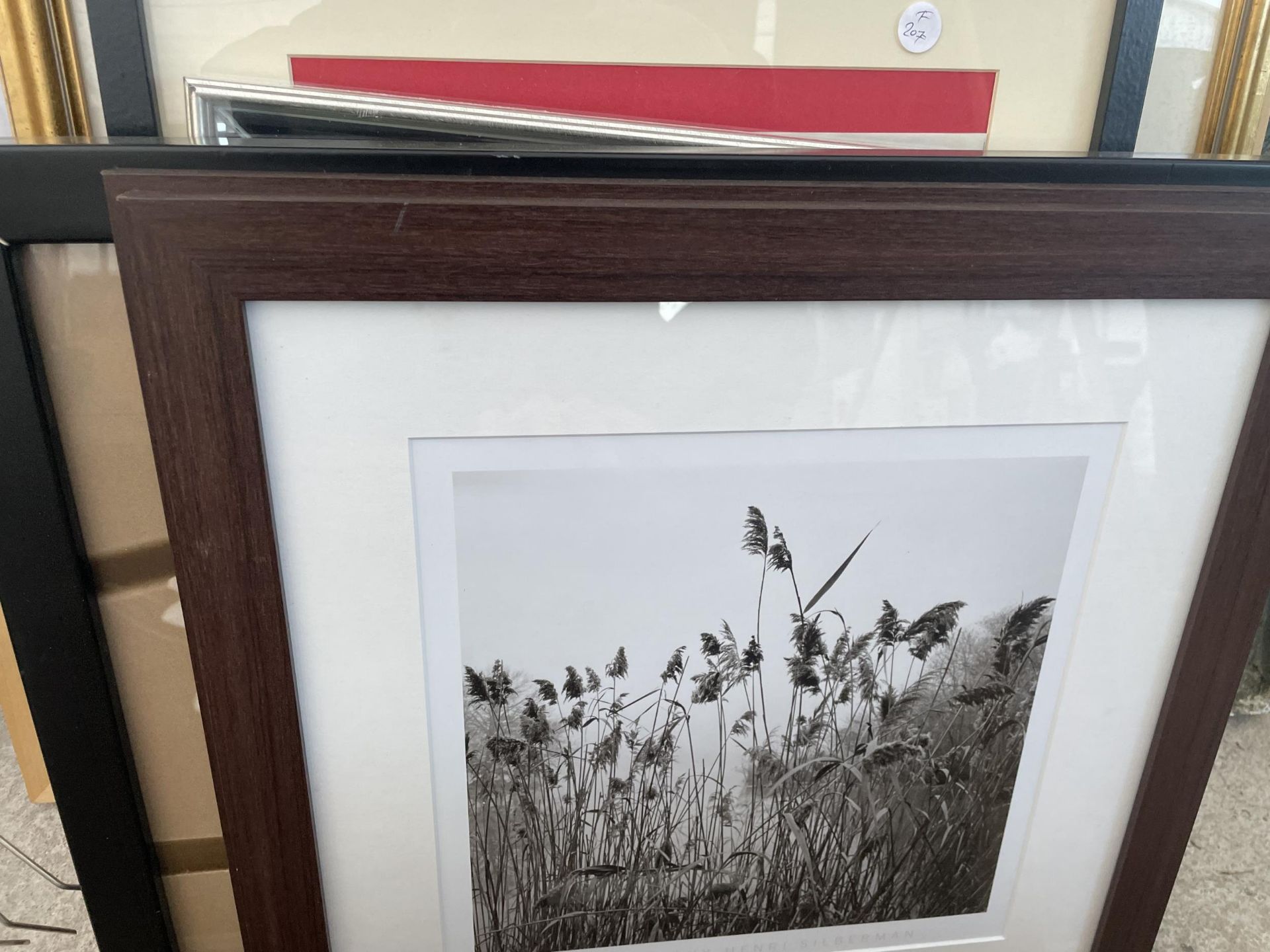 AN ASSORTMENT OF FRAMED PRINTS AND PICTURES - Image 4 of 9