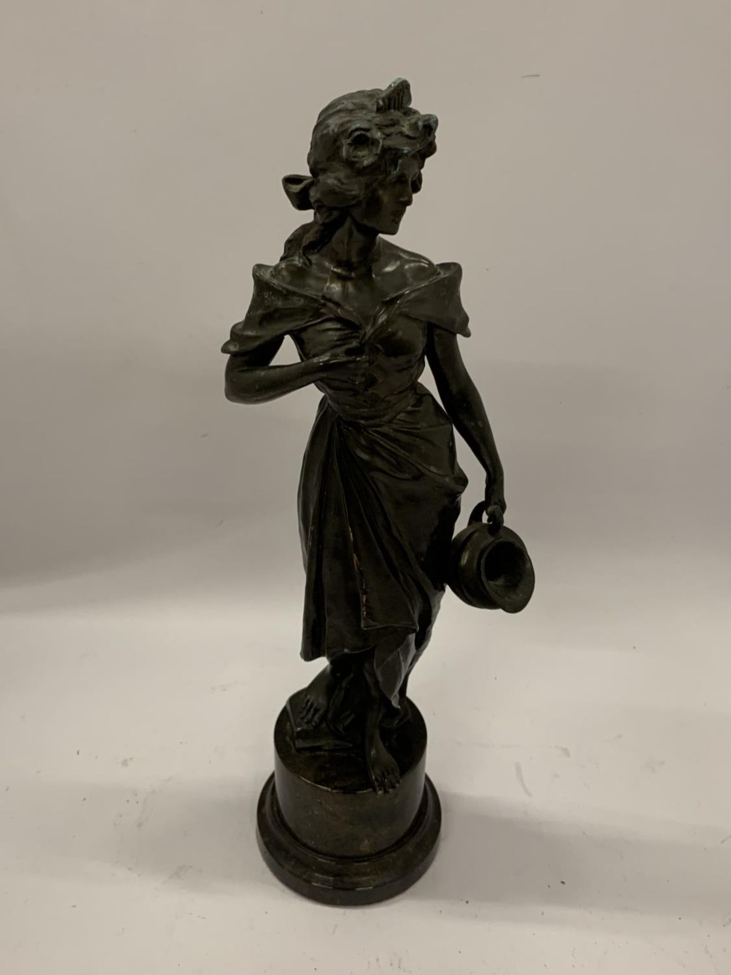 A BRONZE LADY FIGURE, HEIGHT 36.5CM - Image 2 of 6