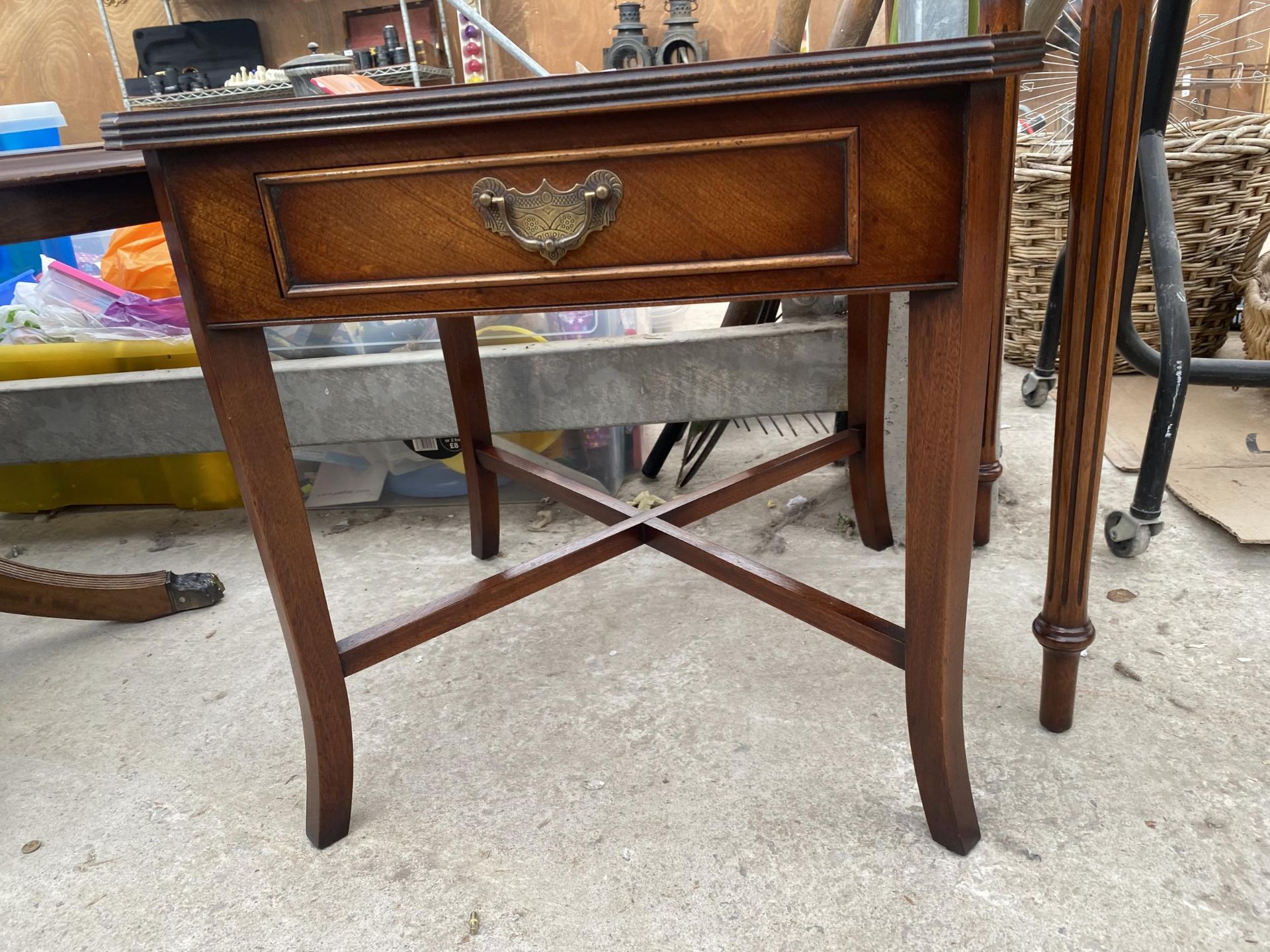 A MAHOGANY AND INLAID LAMP TABLE WITH SINGLE DRAWER - Image 2 of 2