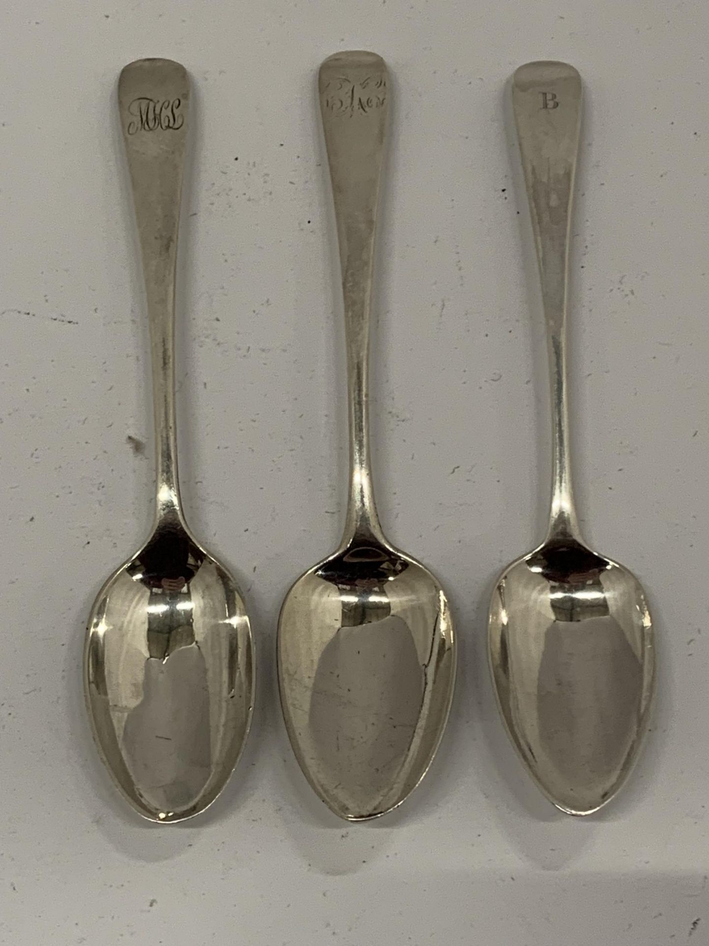 A MIXED LOT OF HALLMARKED SILVER TEASPOONS TO INCLUDE SOME GEORGIAN EXAMPLES, TOTAL WEIGHT 109G - Image 5 of 8