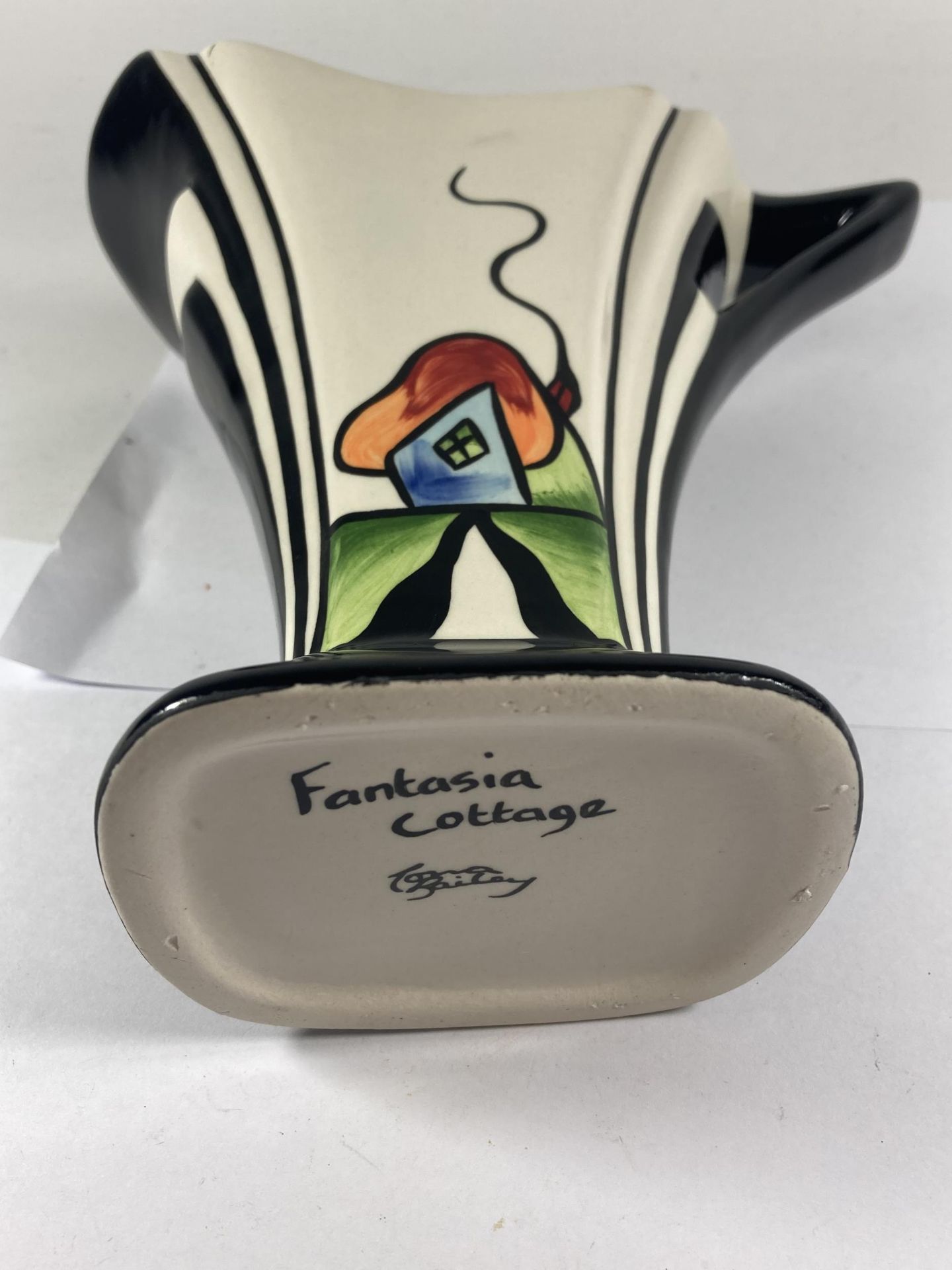 A HANDPAINTED AND SIGNED LORNA BAILEY JUG FANTASIA COTTAGE - Image 5 of 6