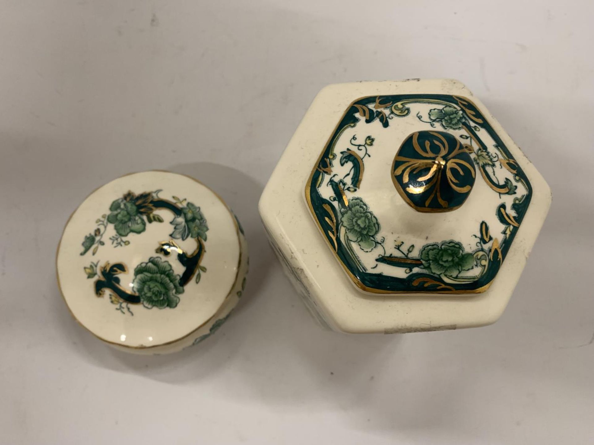 TWO PIECES OF MASON'S 'CHARTREUSE' TO INCLUDE A LIDDED JAR AND TRINKET BOX - Image 6 of 8