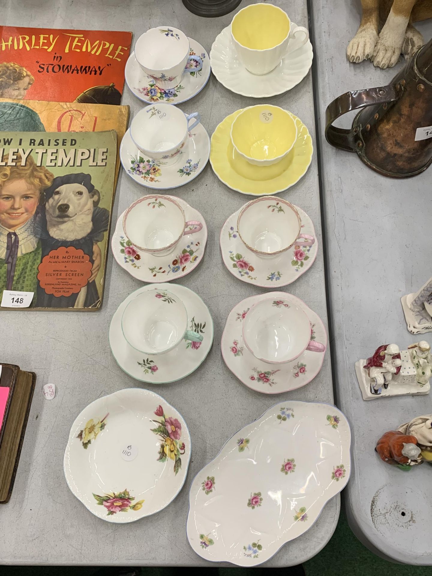 A QUANTITY OF SHELLEY TEA WARE TO INCLUDE CUPS, SAUCERS, A BOWL, SANDWICH TRAQY PLUS A SUSIE