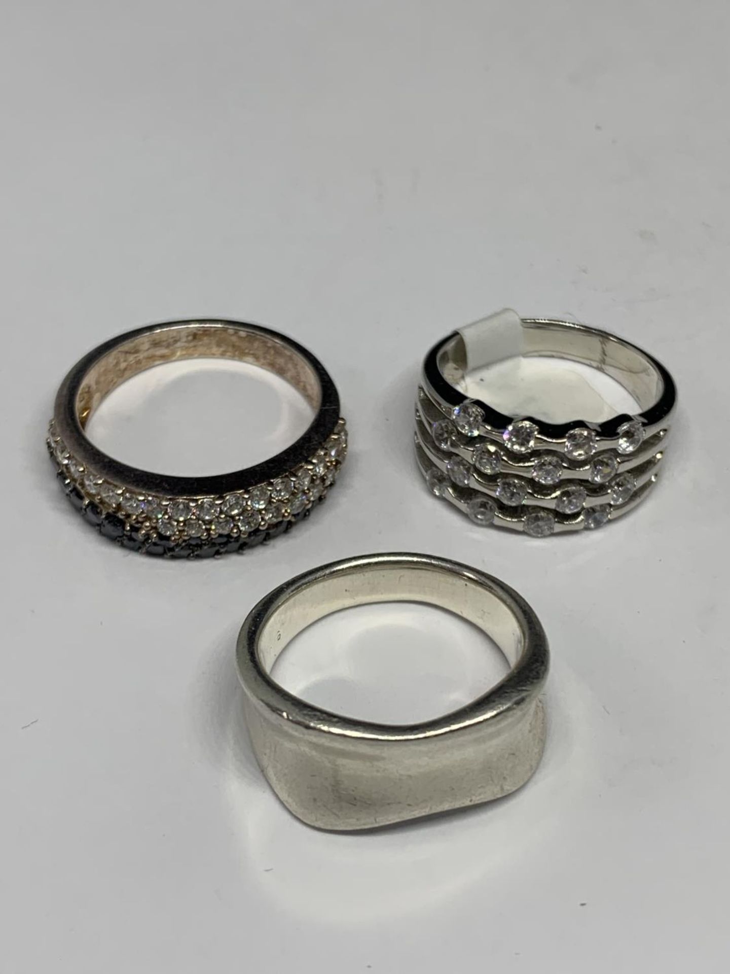 FIVE VARIOUS MARKED SILVER RINGS - Image 2 of 3