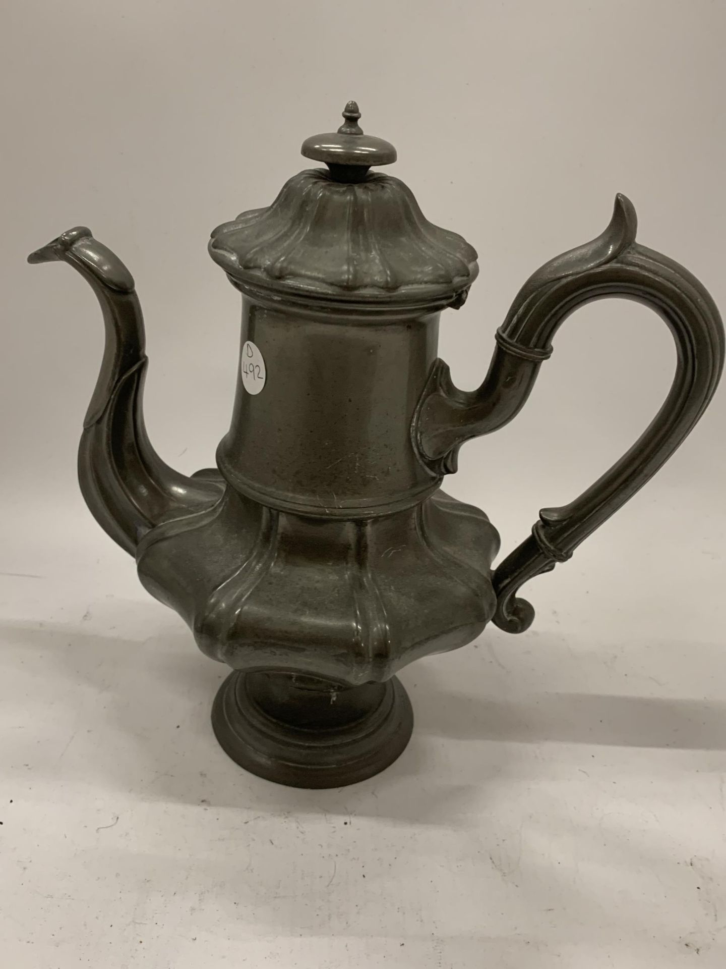 A DECORATIVE VINTAGE PEWTER COFFEE POT HEIGHT 27CM