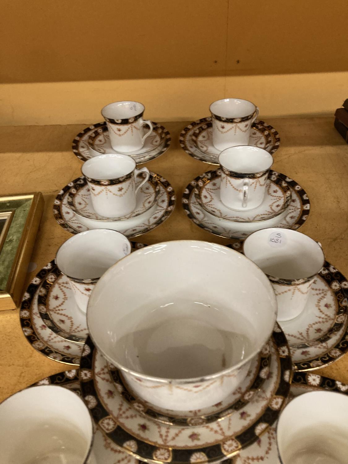 AN EDWARDIAN BONE CHINA PART TEA SERVICE TO INCLUDE CUPS, SAUCERS, SIDE PLATES, A SUGAR BOWL, ETC - Image 6 of 10