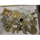 A QUANTITY OF BRASS ITEMS TO INCLUDE HORSE BRASSES, ETC