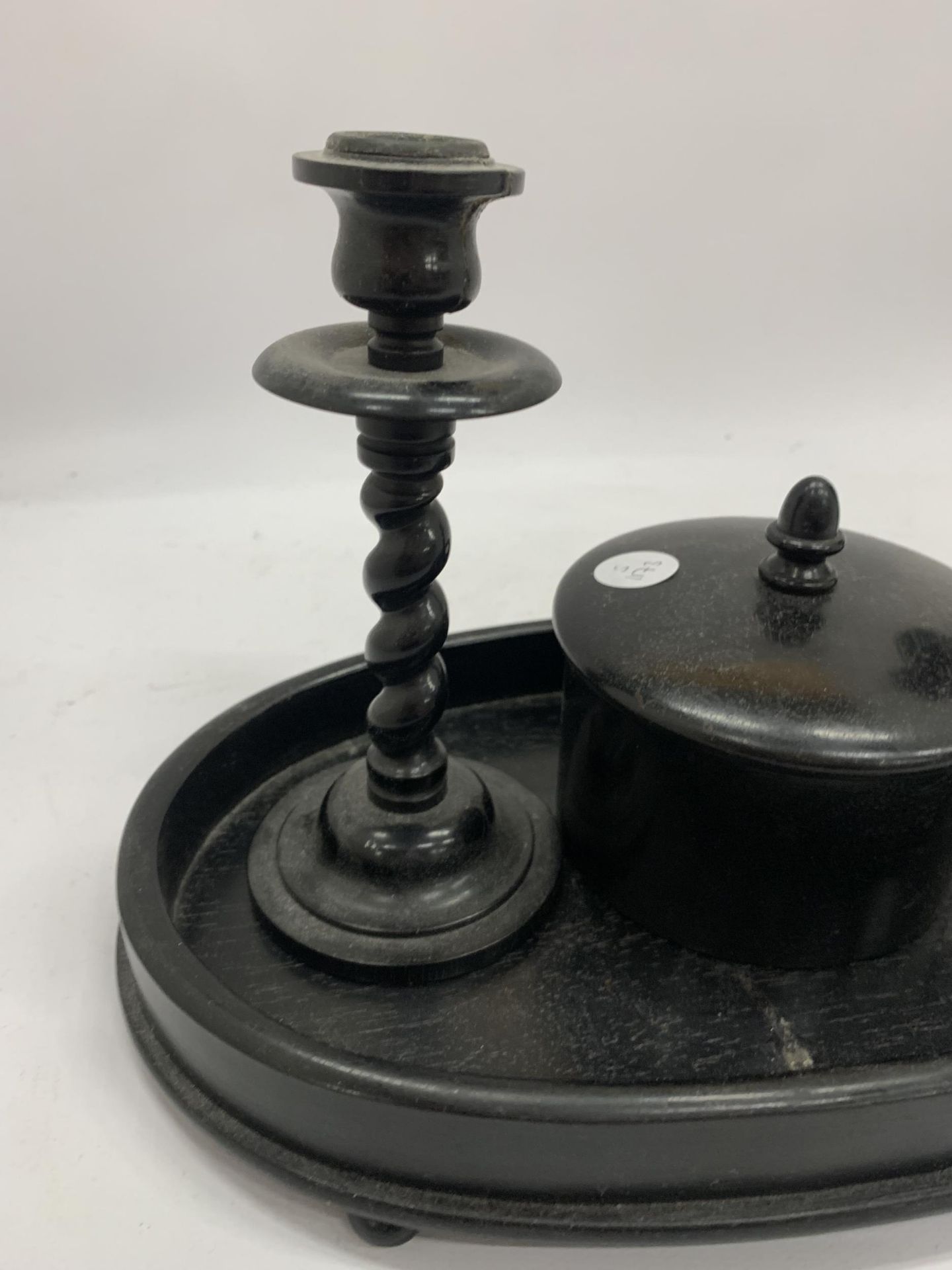 AN EBONY DRESSING TABLE SET TO INCLUDE A TRAY, CANDLESTICKS AND A TRINKET BOWL - Image 5 of 8