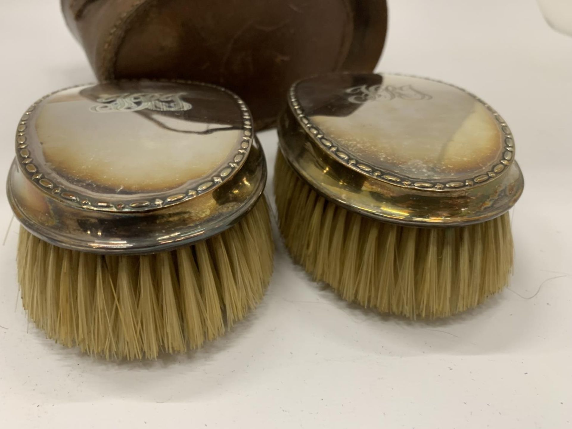 A CASED PAIR OF HALLMARKED SILVER BACKED CLOTHES BRUSHES - Image 6 of 8