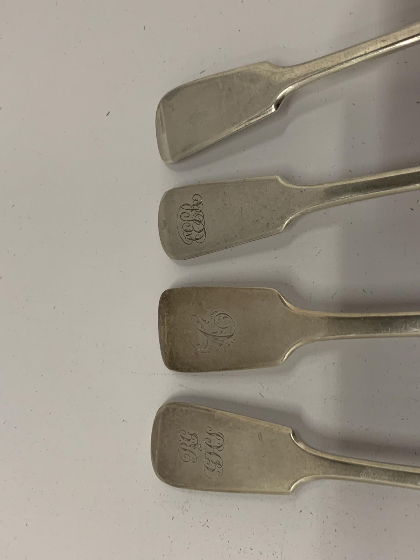 A GROUP OF FOUR HALLMARKED SILVER TABLE SPOONS TO INCLUDE TWO GEORGIAN EXAMPLES, TOTAL WEIGHT 310G - Image 3 of 8