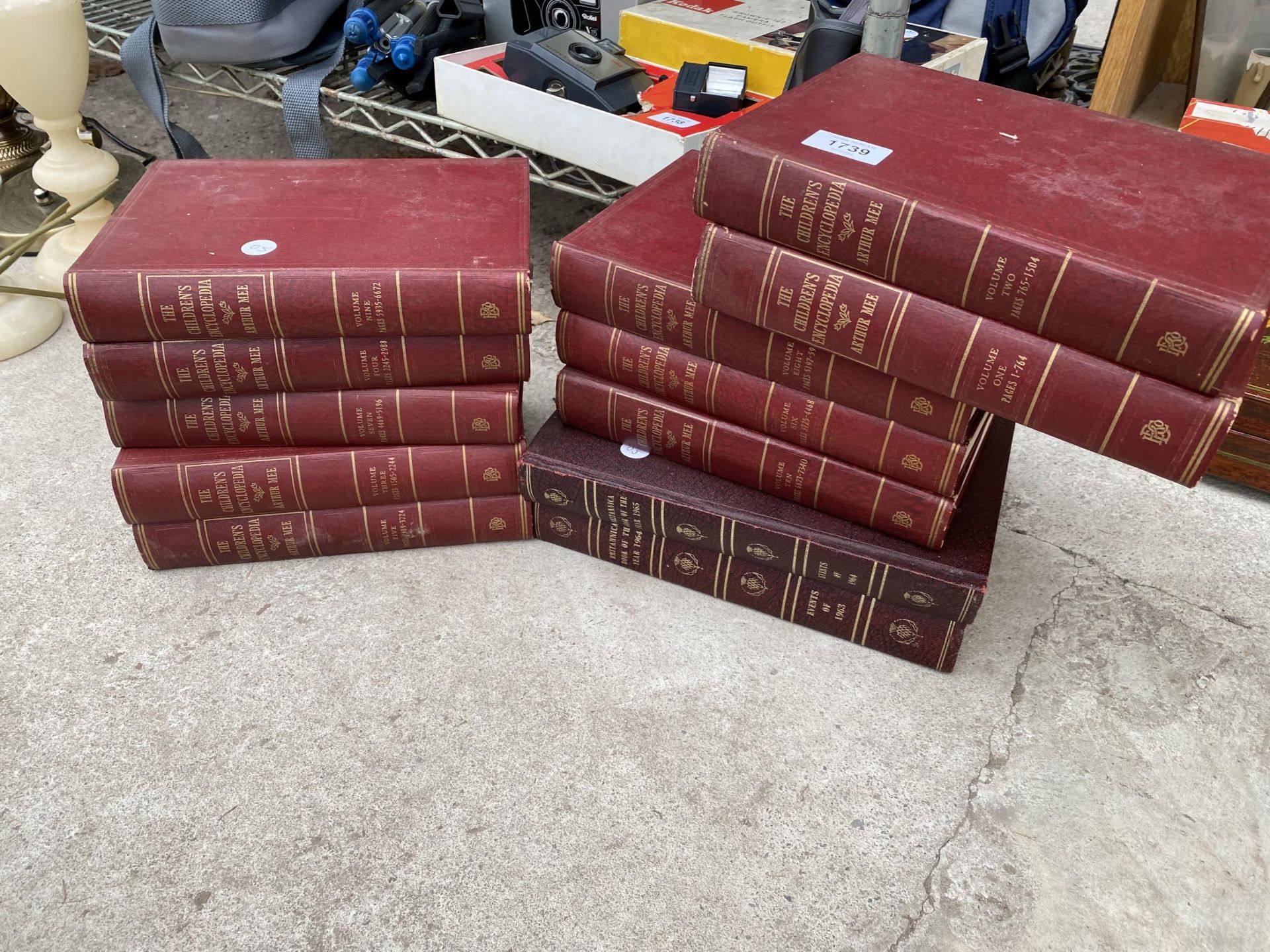 A COLLECTION OF HARDBACK ENCYCLOPEDIAS