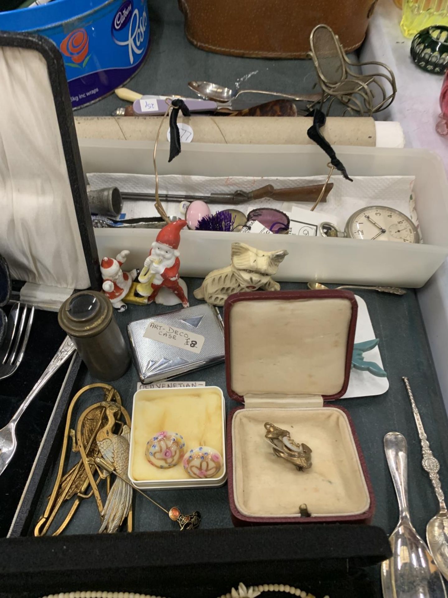 A LARGE MIXED LOT TO INCLUDE COSTUME JEWELLERY, FIGURES, FLATWARE, AN ART DECO CARD CASE, ETC - Image 8 of 8