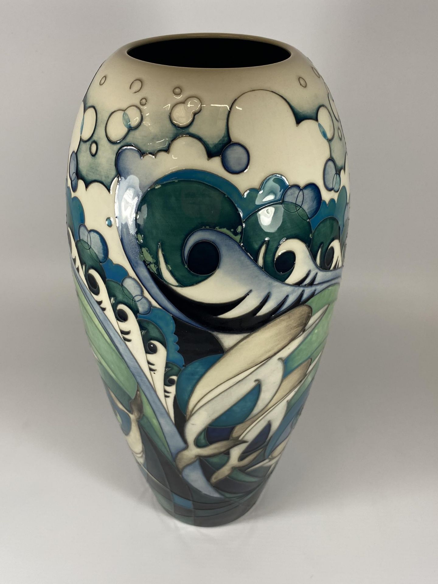 A LARGE MOORCROFT NUMBERED EDITION DOLPHINS PATTERN VASE, NO. 34, HEIGHT 36.5CM - Image 5 of 8