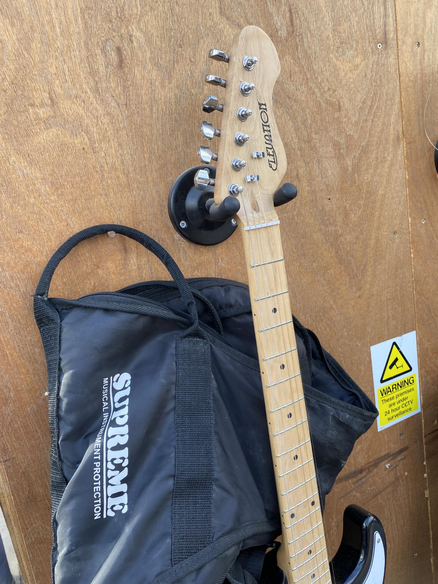 AN ELEVATION ELECTRIC GUITAR AND CARRY CASE - Image 3 of 3
