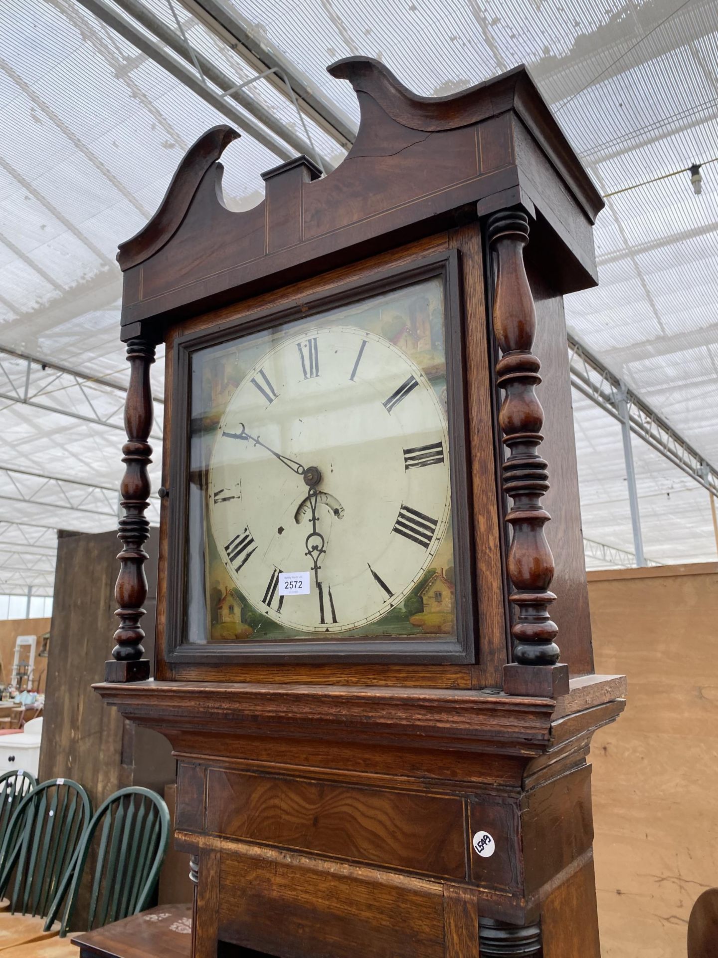 A 19TH CENTURY OAK AND CROSSBANDED THIRTY HOUR LONGCASE CLOCK WITH PAINTED ENAMEL DIAL - Bild 2 aus 4