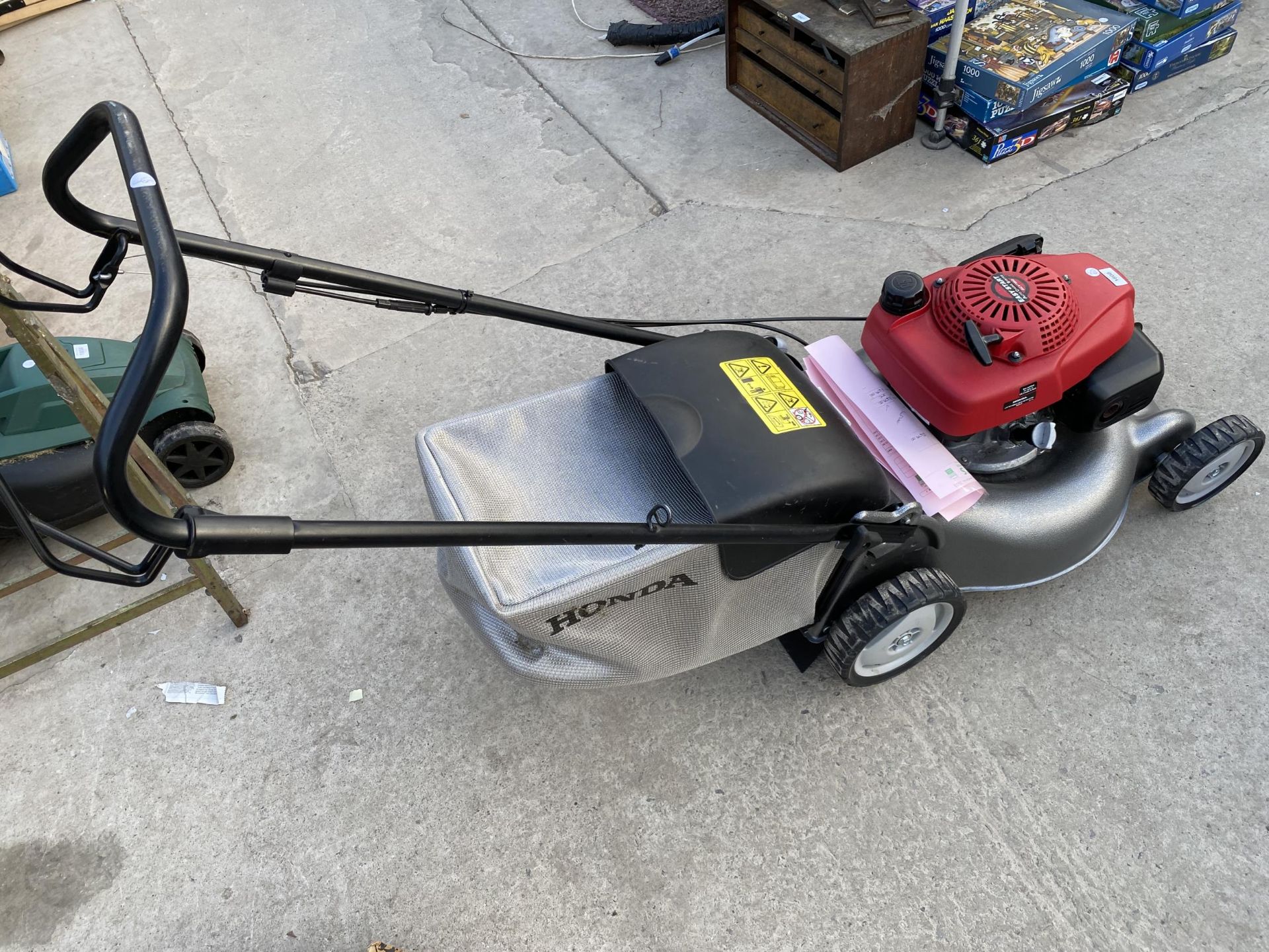 A HONDA IZY EASY START LAWN MOWER WITH GRASS BOX