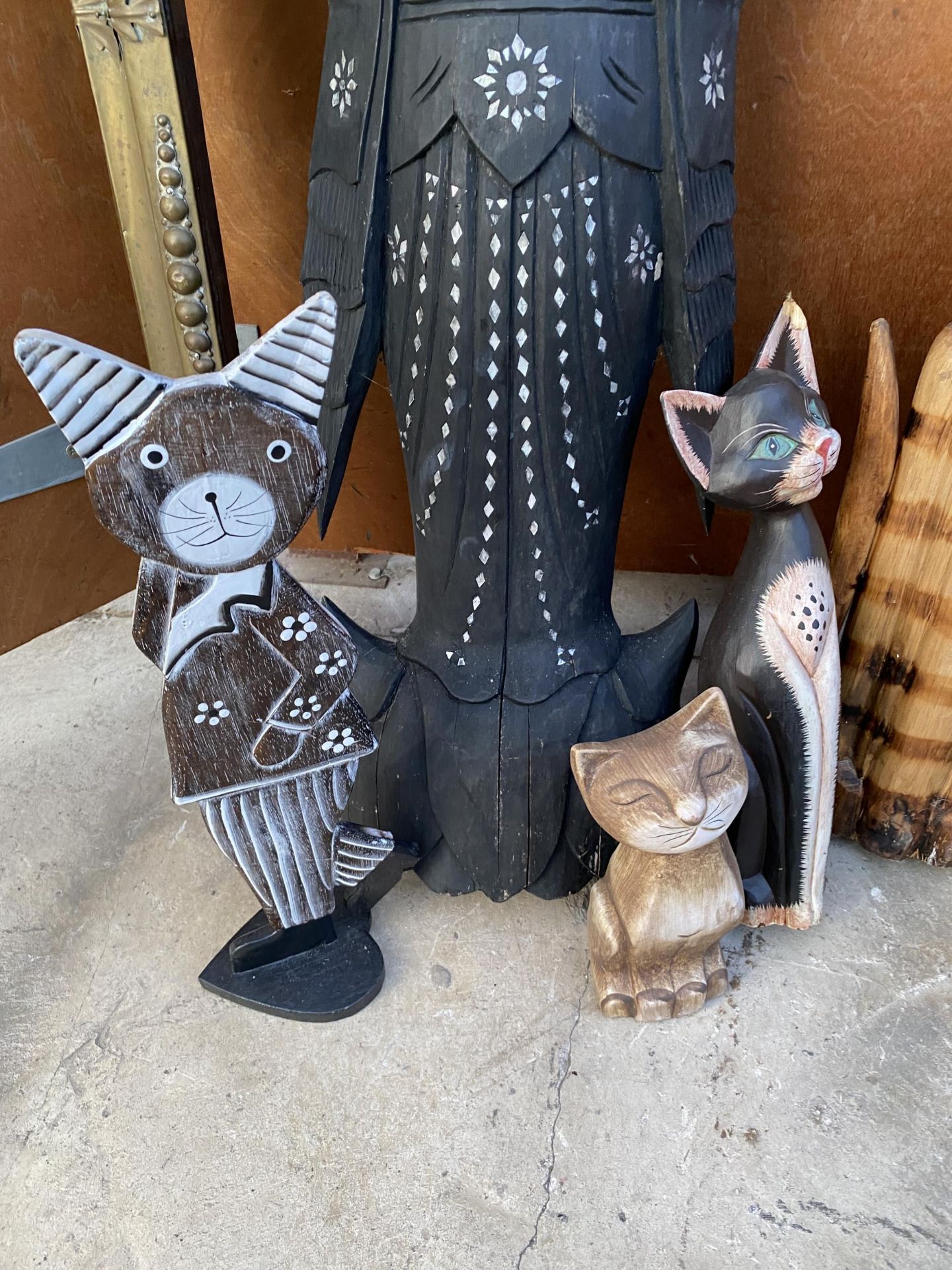 AN ASSORTMENT OF WOODEN FIGURES TO INCLUDE CATS AND A FEMALE ETC - Image 2 of 5