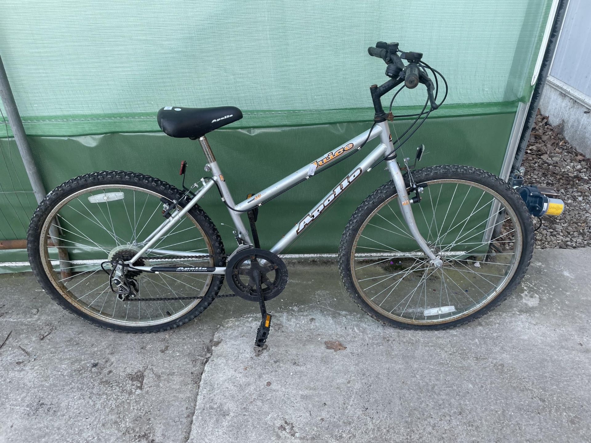 A GIRLS APOLLO JUICE BIKE WITH 10 SPEED SHIMANO GEAR SYSTEM