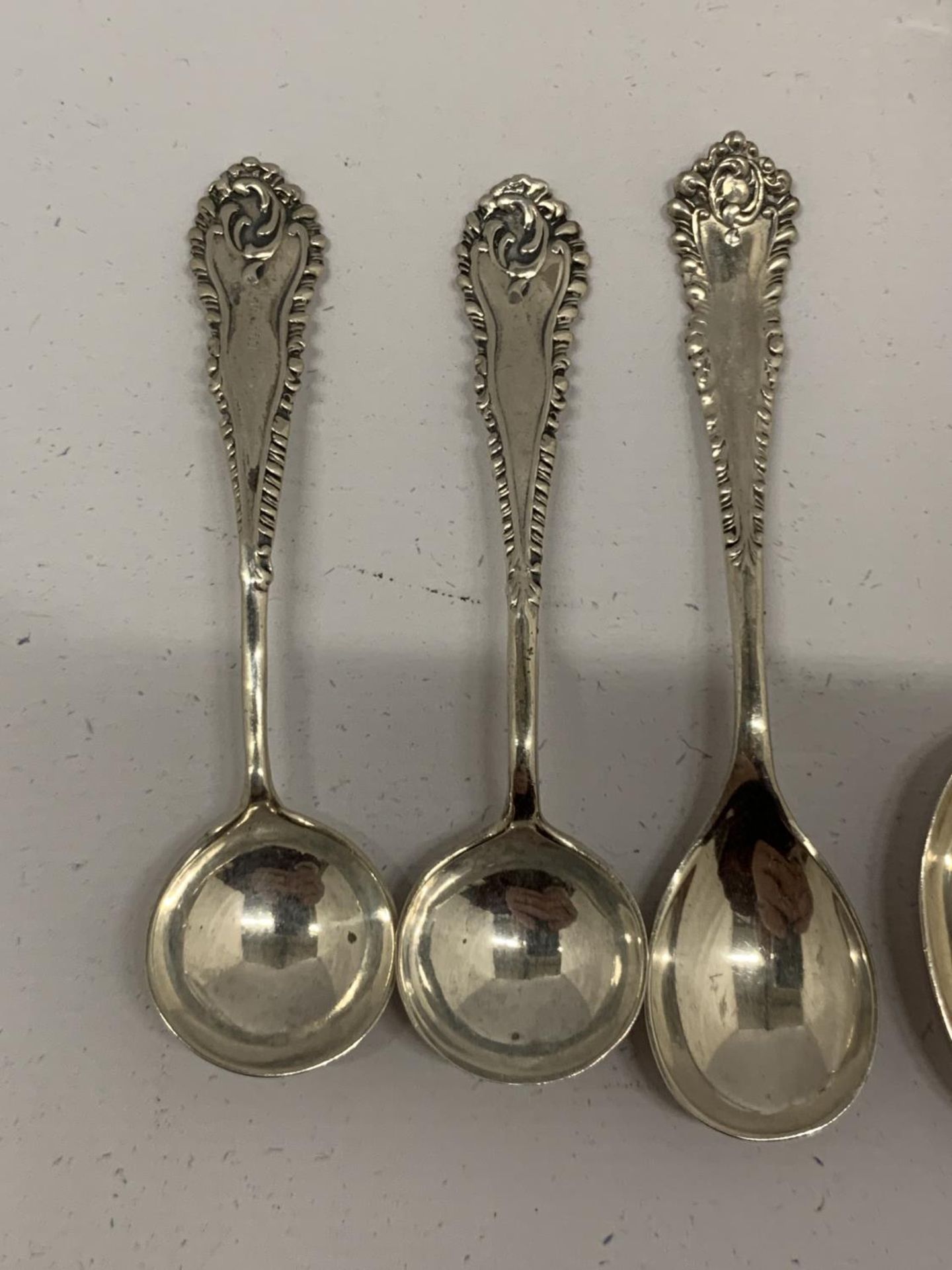 A MIXED LOT OF SMALL HALLMARKED SILVER CONDIMENT SPOONS ETC, TOTAL WEIGHT 40G - Image 4 of 8