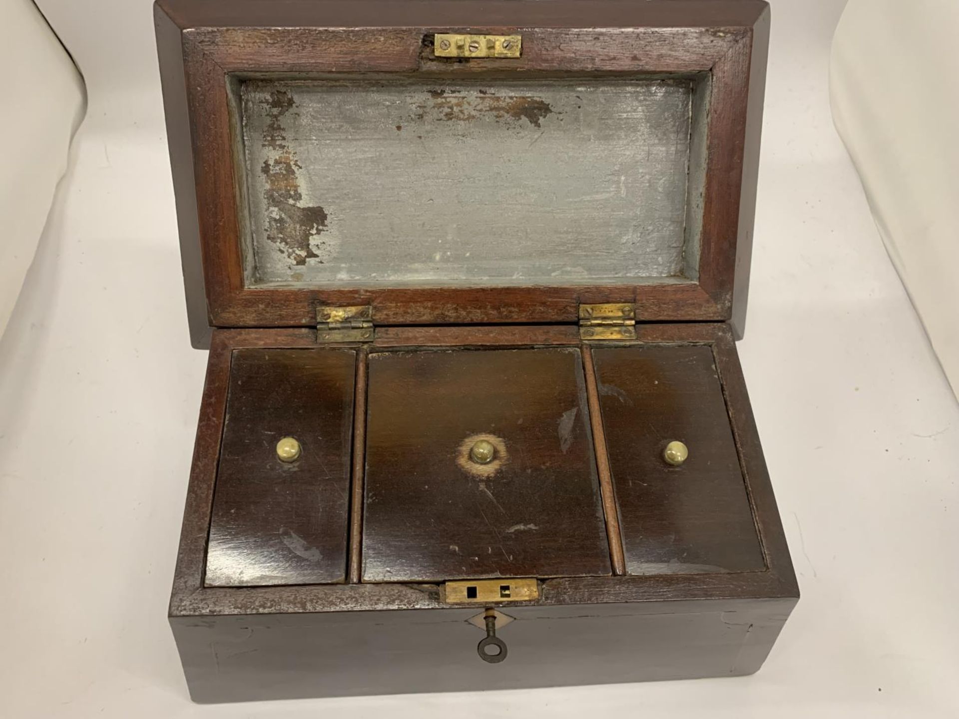 AN INLAID MAHOGANY TEA CADDY WITH THREE COMPARTMENTS - Image 6 of 8