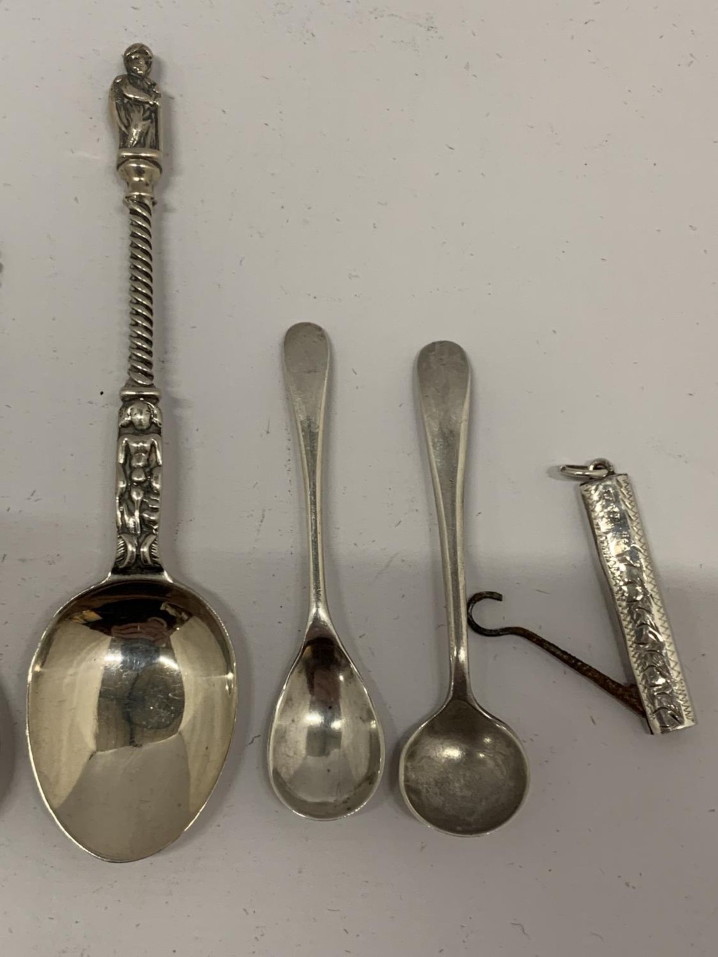 A MIXED LOT OF SMALL HALLMARKED SILVER CONDIMENT SPOONS ETC, TOTAL WEIGHT 40G - Image 6 of 8