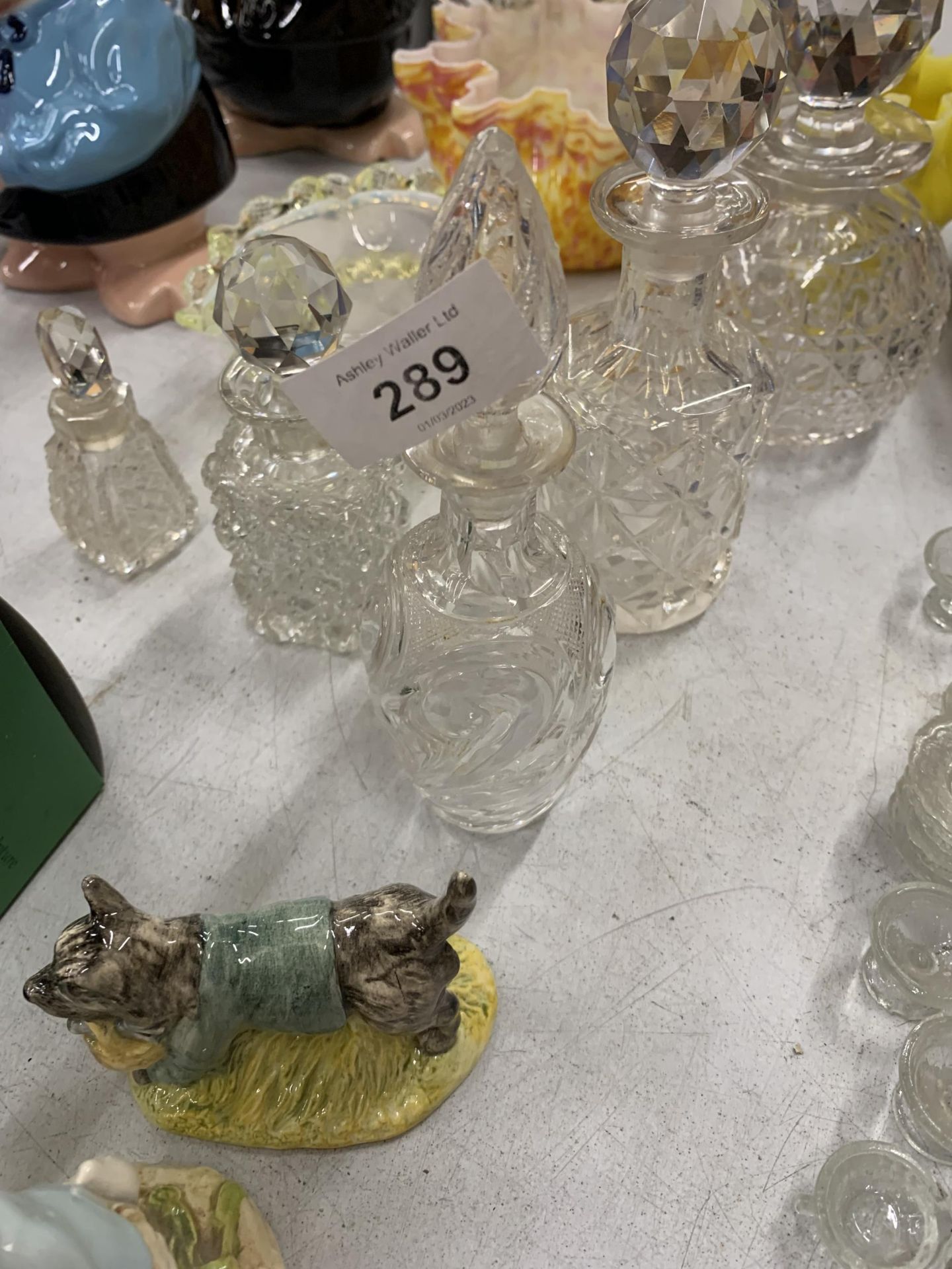 A QUANTITY OF GLASSWARE TO INCLUDE COLOURED HANDKERCHIEF HANDLED BASKETS, SMALL OIL DECANTERS, A - Bild 3 aus 4