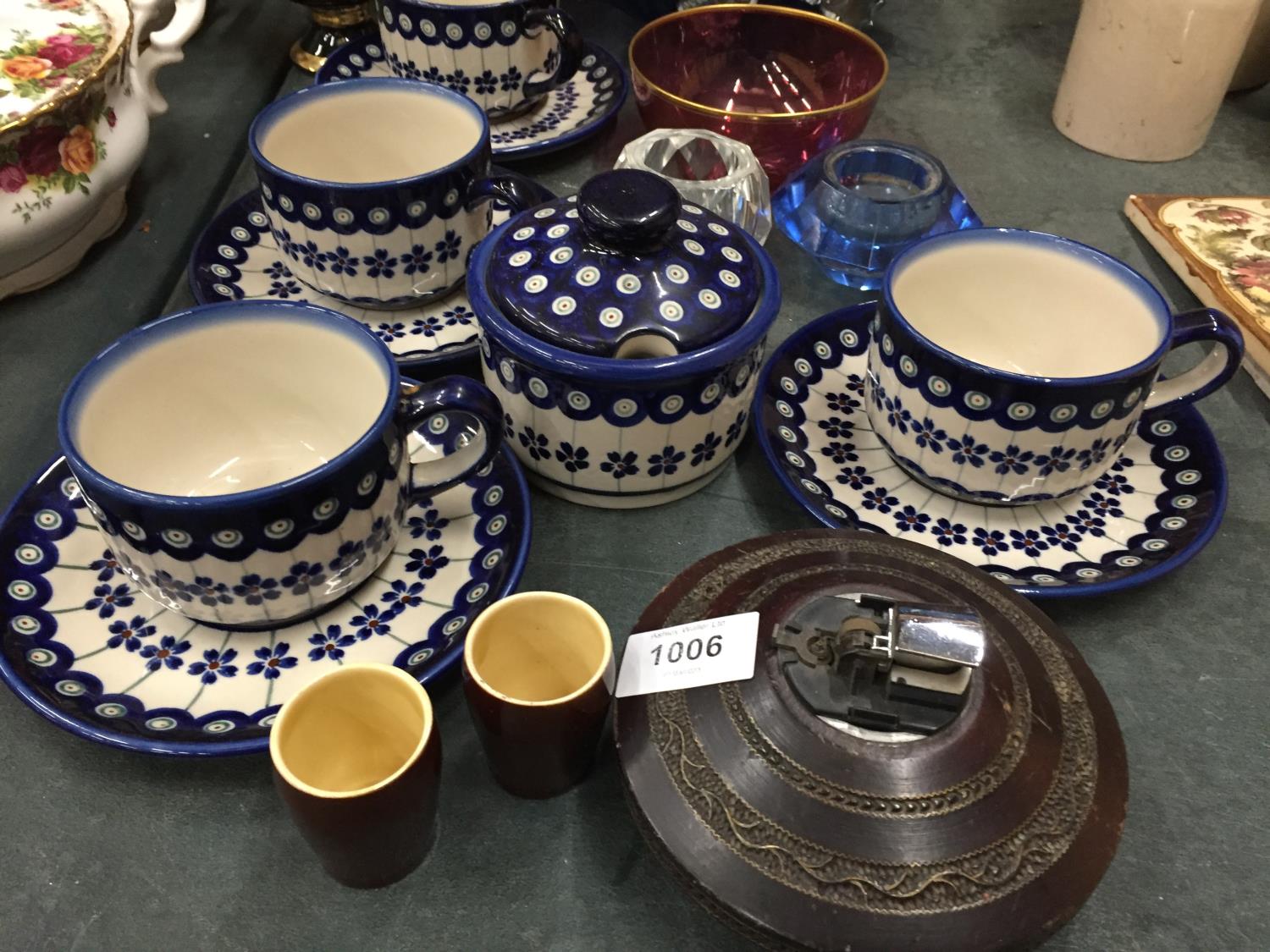 A QUANTITY OF POTTERY TO INCLUDE BLUE AND WHITE POLISH CUPS AND SAUCERS, GLASSWARE, A TABLE LIGHTER, - Image 6 of 14