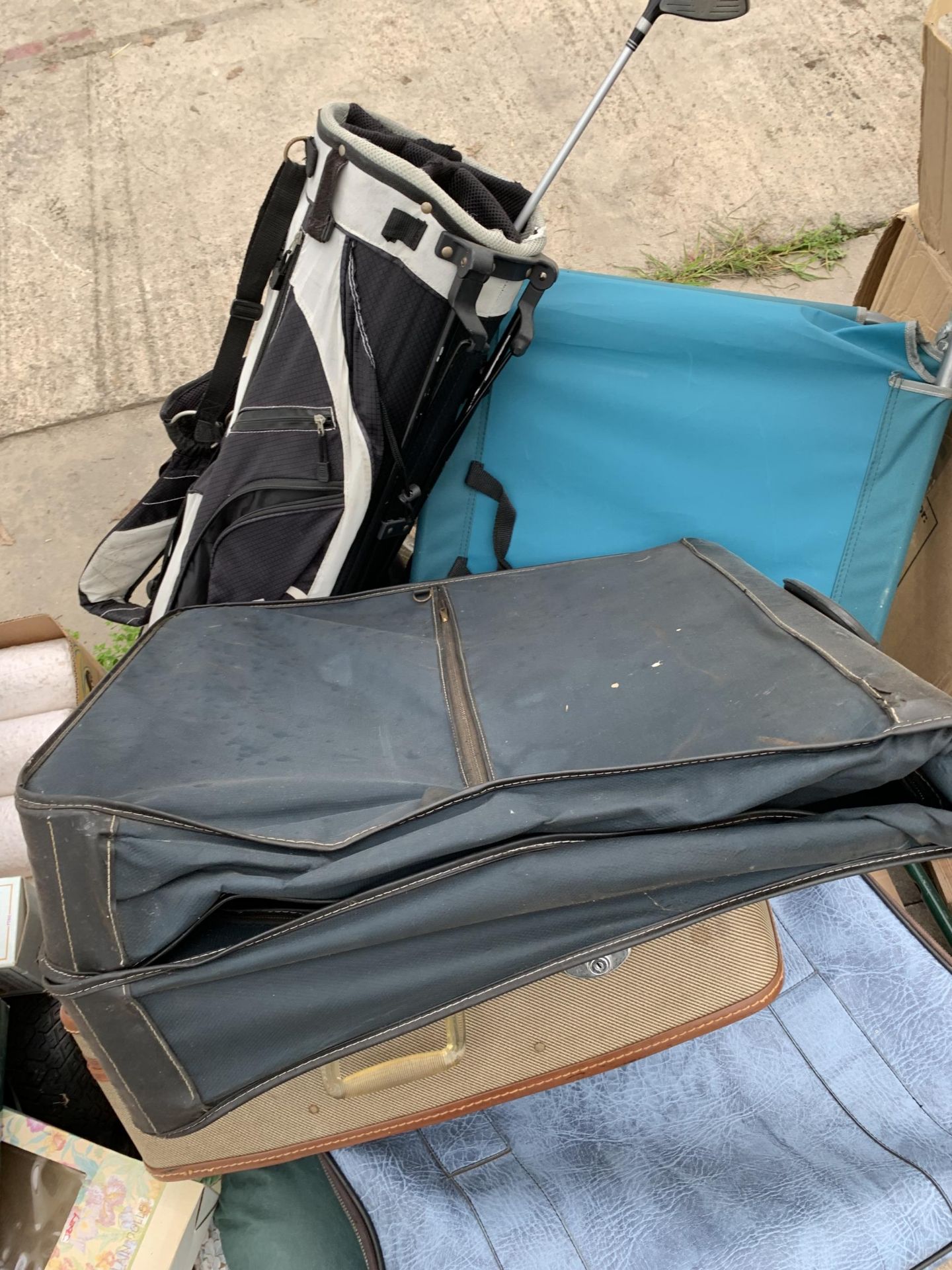 AN ASSORTMENT OF HOUSEHOLD CLEARANCE ITEMS TO INCLUDE SUITCASES AND A FOLDING CHAIR ETC - Bild 2 aus 2